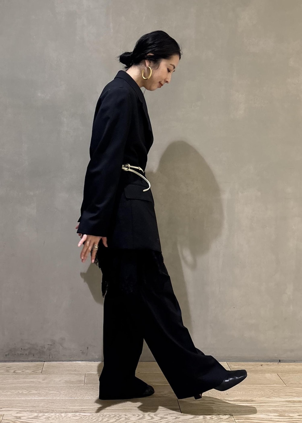 ブラック系のシャツ/ブラウス、ブラック系のテーラードジャケット、ブラック系のスラックスを着用したレディースの冬コーディネートの8枚目の写真