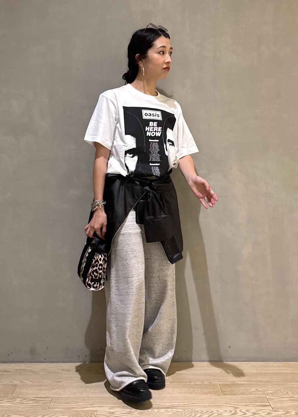 ブラック系のローファー、ベージュ系のショルダーバッグ、グレー系のTシャツ/カットソーを着用したレディースの夏コーディネートの4枚目の写真