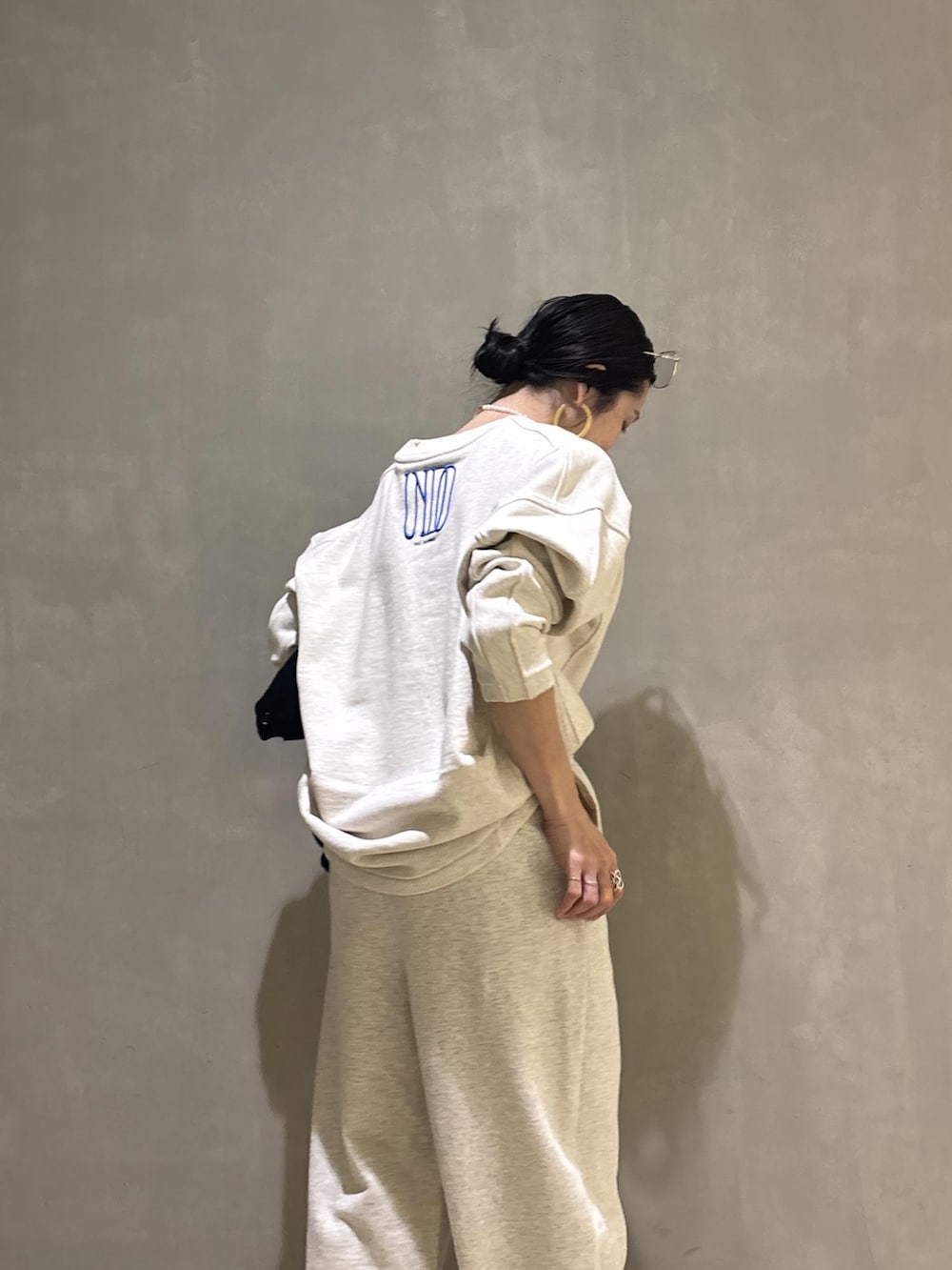 ブラック系のハンドバッグ、ホワイト系のその他パンツ、ホワイト系のスウェットを着用したレディースの冬コーディネートの8枚目の写真