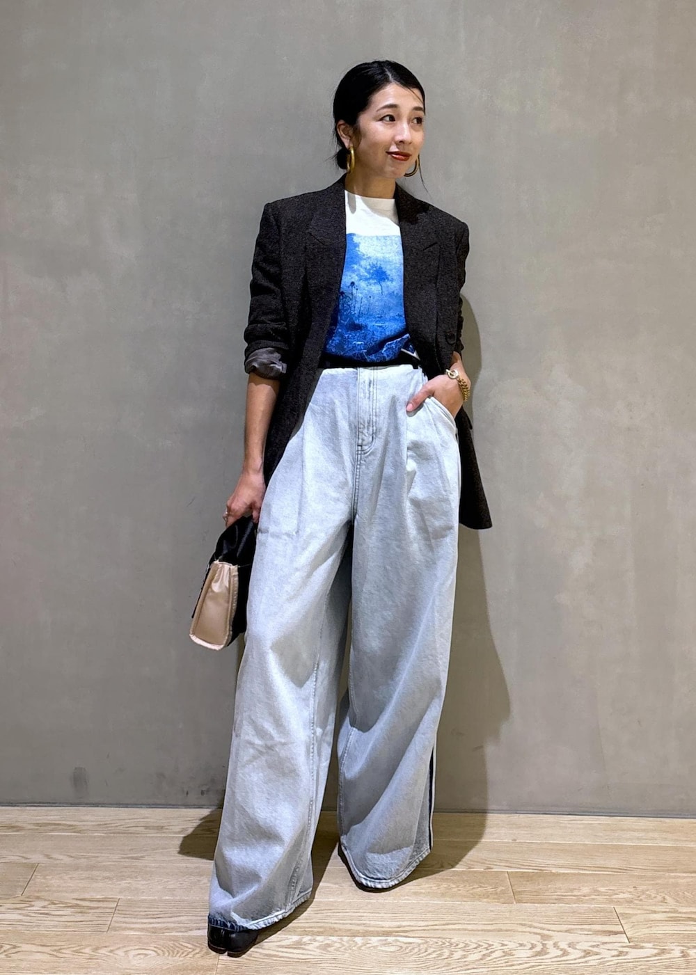 ベージュ系のトートバッグ、ホワイト系のTシャツ/カットソー、ブルー系のその他パンツを着用したレディースの秋コーディネートの2枚目の写真