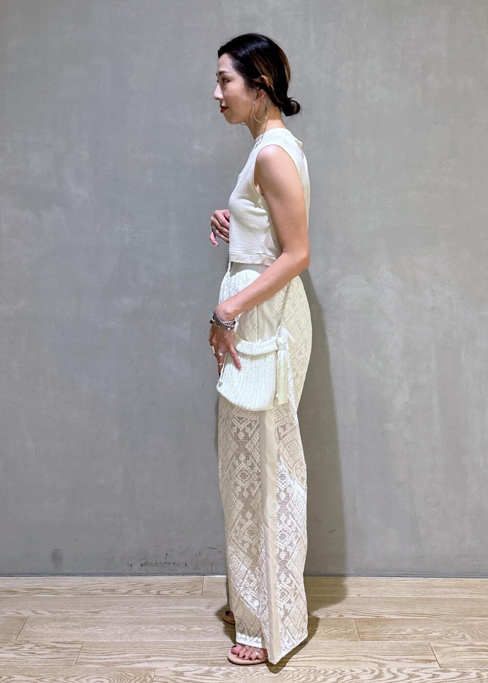 ホワイト系のその他パンツを着用したレディースの夏コーディネートの6枚目の写真