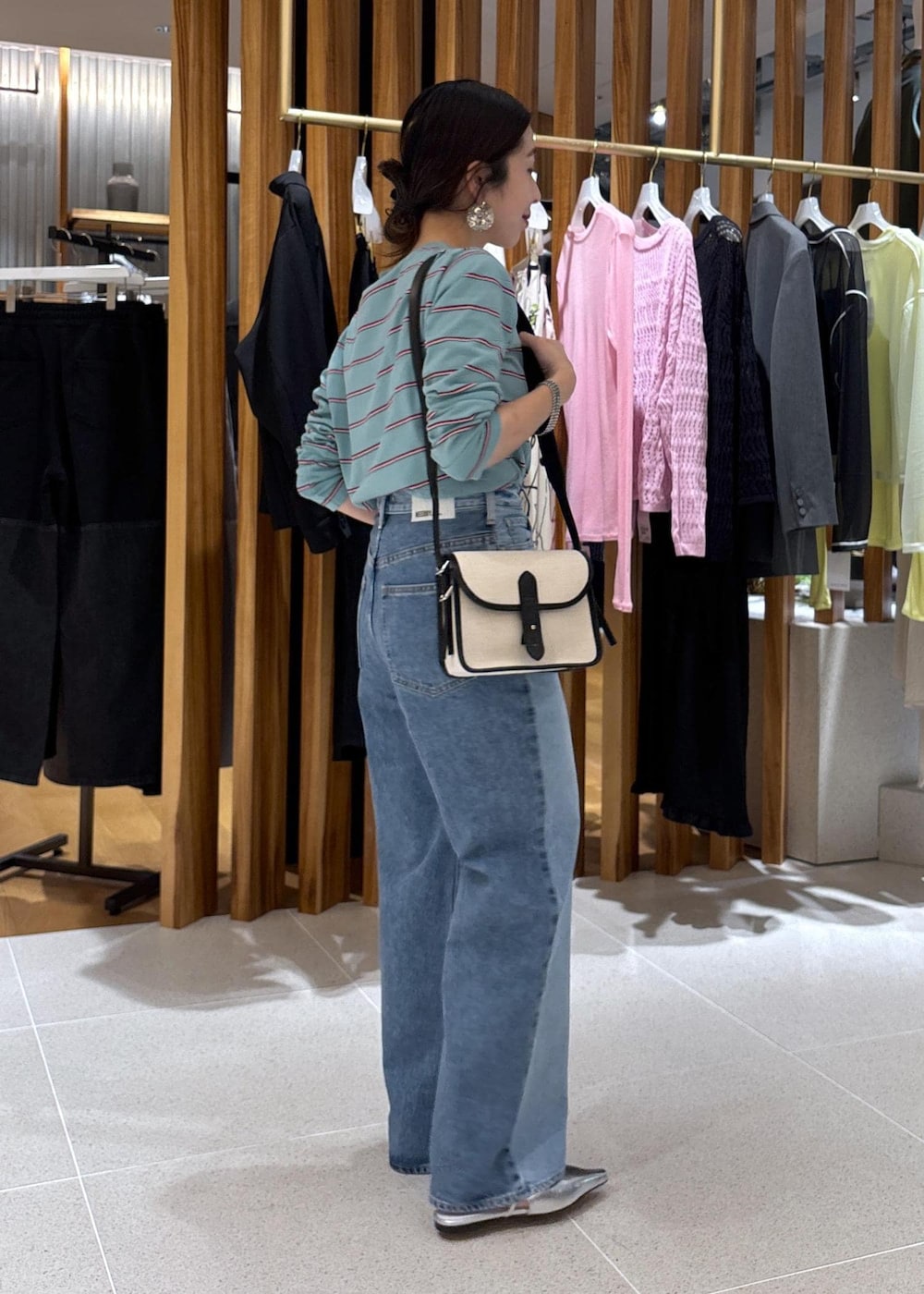 ブルー系のデニムパンツ、ブルー系のTシャツ/カットソーを着用したレディースの春コーディネートの4枚目の写真