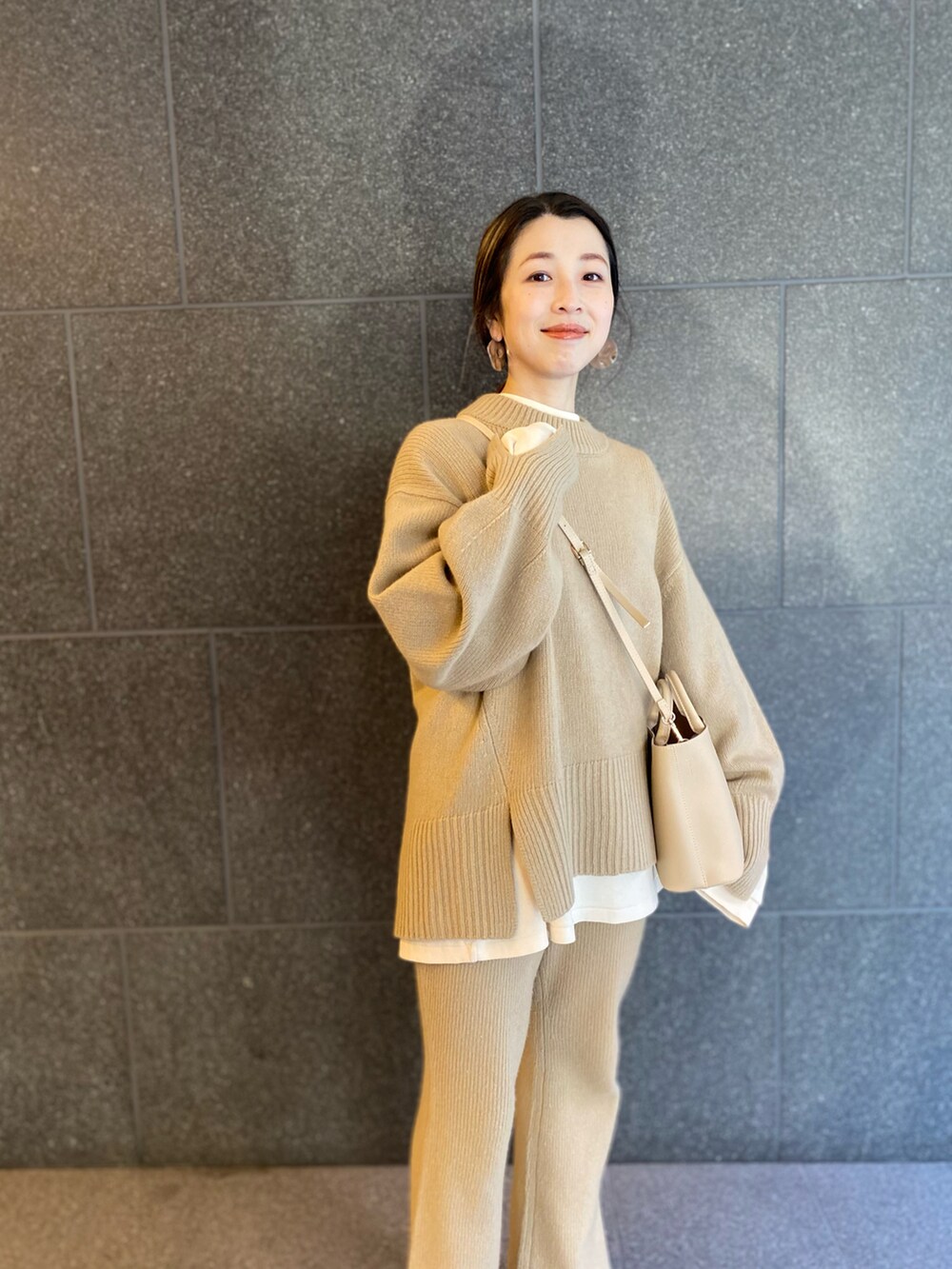 ベージュ系のショルダーバッグ、ベージュ系のその他パンツ、ベージュ系のニット/セーターを着用したレディースの春コーディネートの5枚目の写真