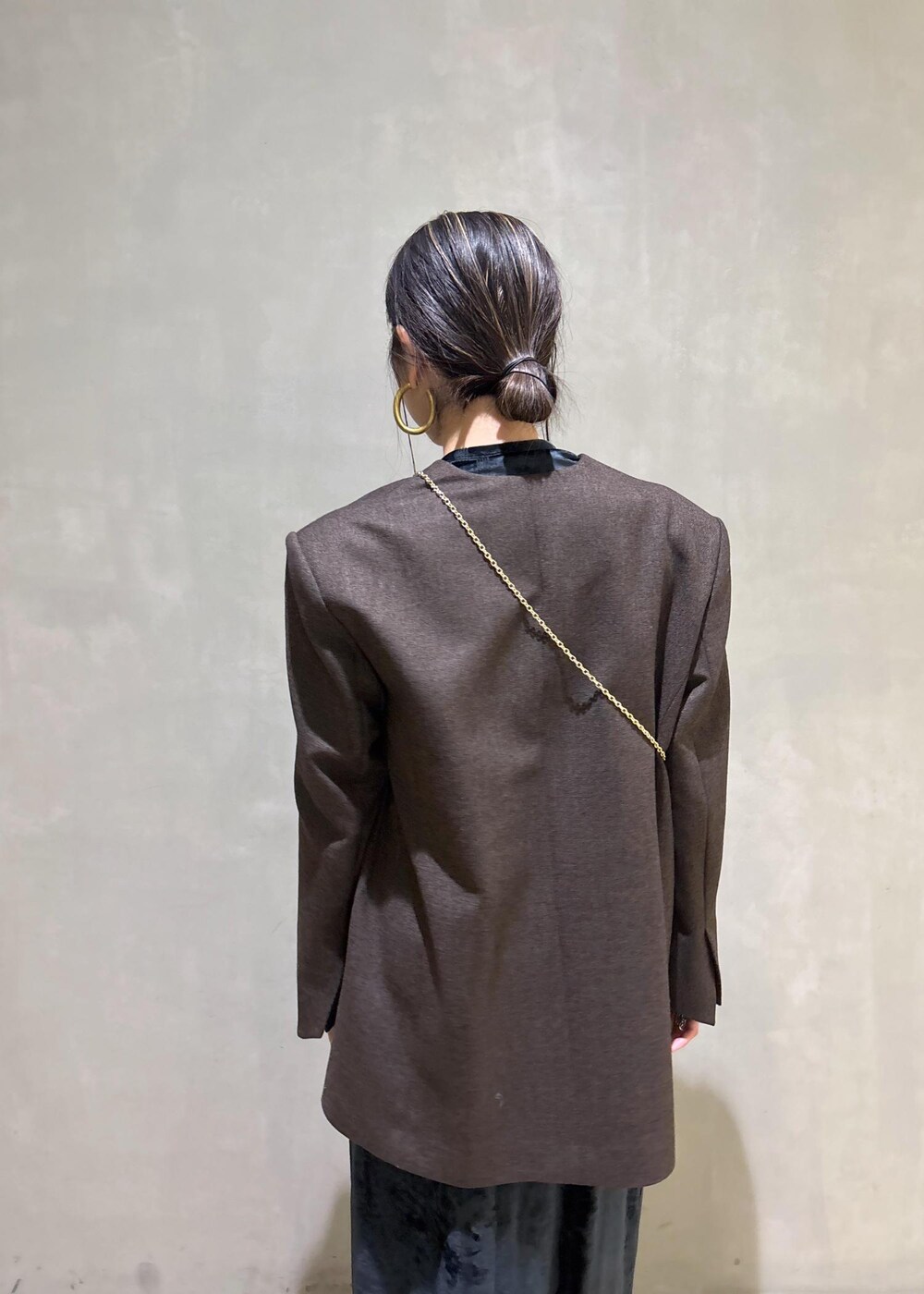 ブラック系のスカート、ブラック系のTシャツ/カットソー、ゴールド系のブーツを着用したレディースの冬コーディネートの8枚目の写真