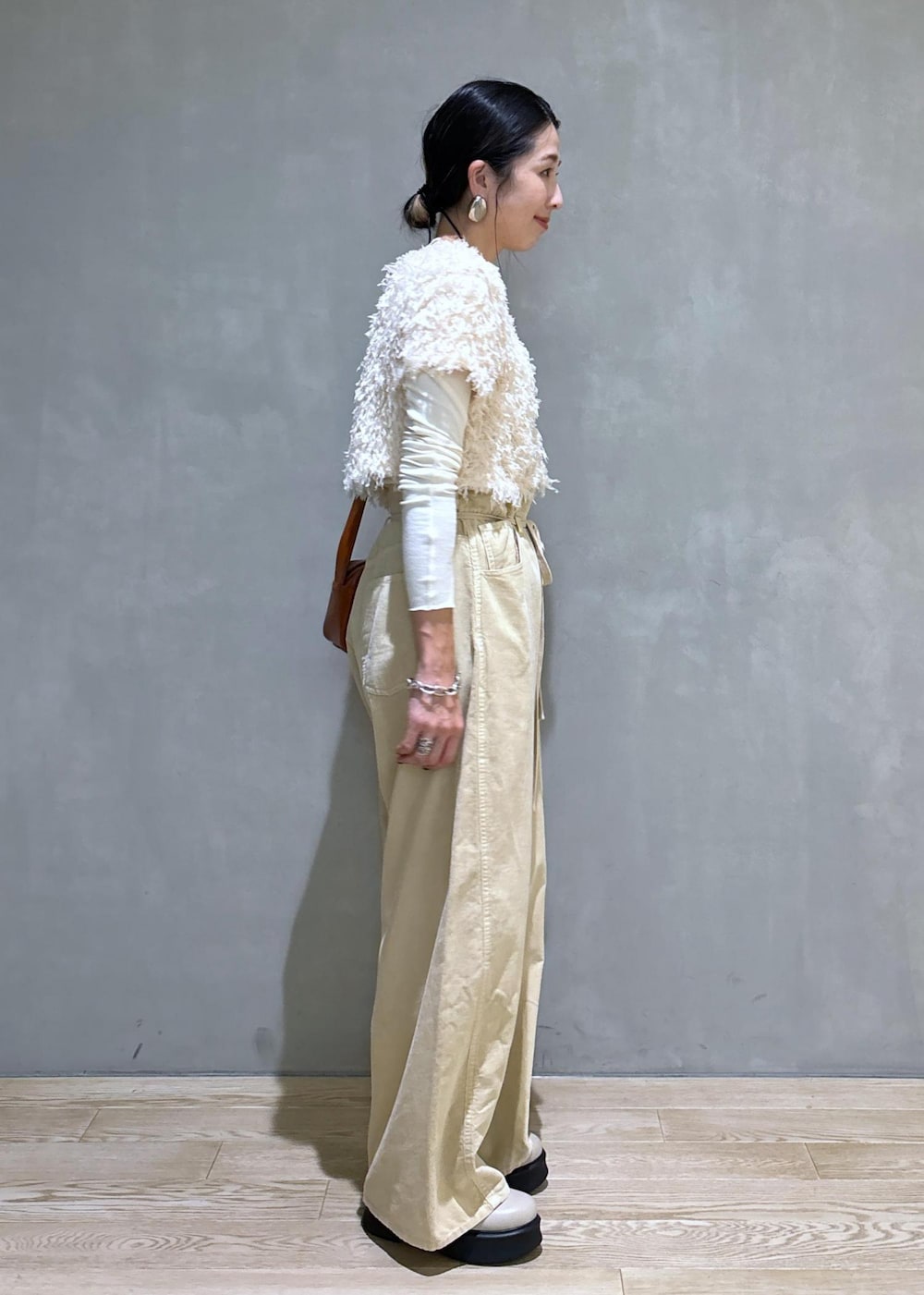 ホワイト系のTシャツ/カットソー、ベージュ系のサンダル、ブラウン系のショルダーバッグを着用したレディースの夏コーディネートの4枚目の写真