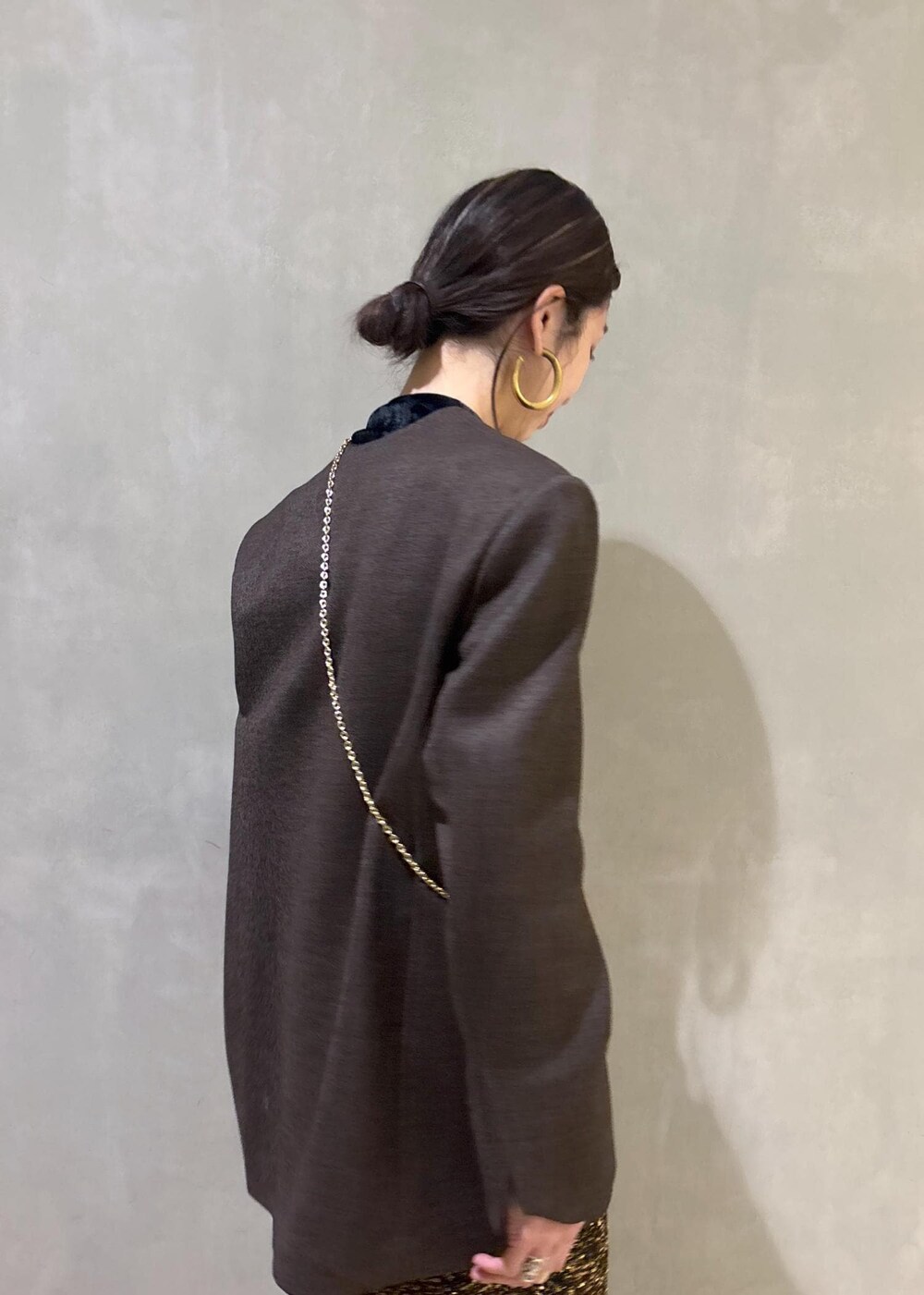ブラック系のTシャツ/カットソー、ブラック系のスカート、ブラウン系のシャツ/ブラウスを着用したレディースの冬コーディネートの9枚目の写真