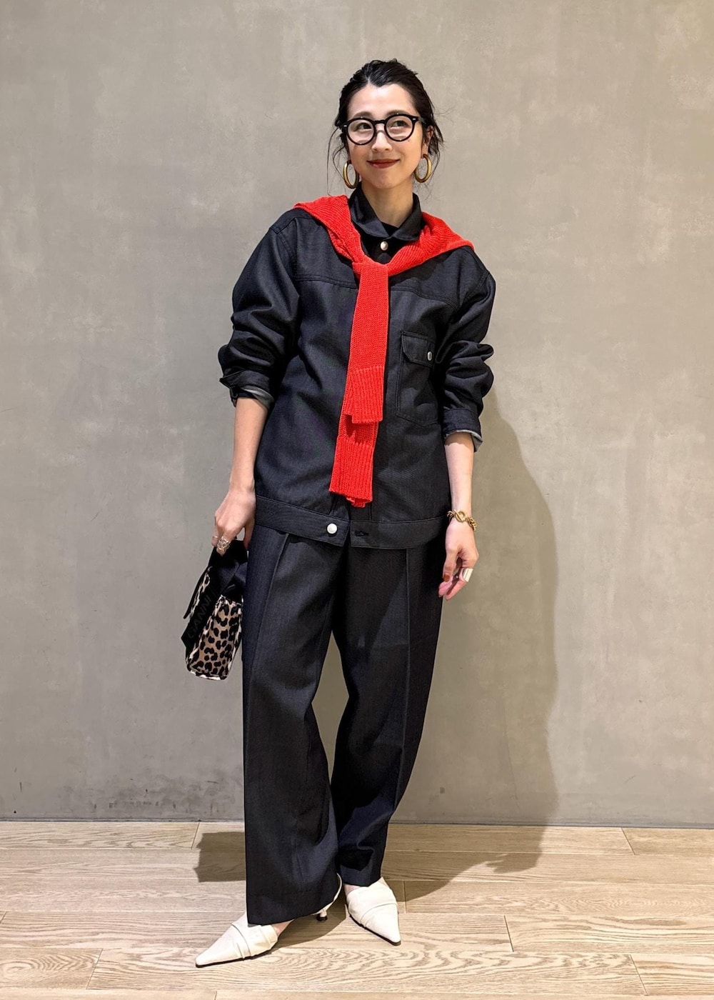 ホワイト系のサンダル、レッド系のTシャツ/カットソー、ベージュ系のショルダーバッグを着用したレディースの夏コーディネートの3枚目の写真