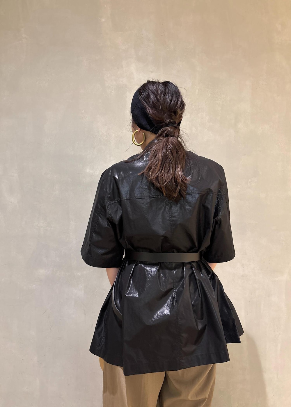 グリーン系のその他パンツ、ブラック系のサンダル、ブラック系のブルゾンを着用したレディースの夏コーディネートの6枚目の写真