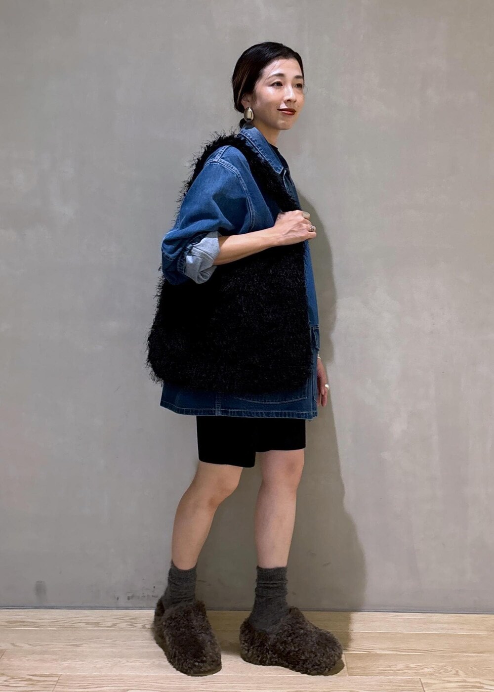 ブラック系のその他パンツ、ブラウン系のサンダル、ブラック系のハンドバッグを着用したレディースの夏コーディネートの4枚目の写真