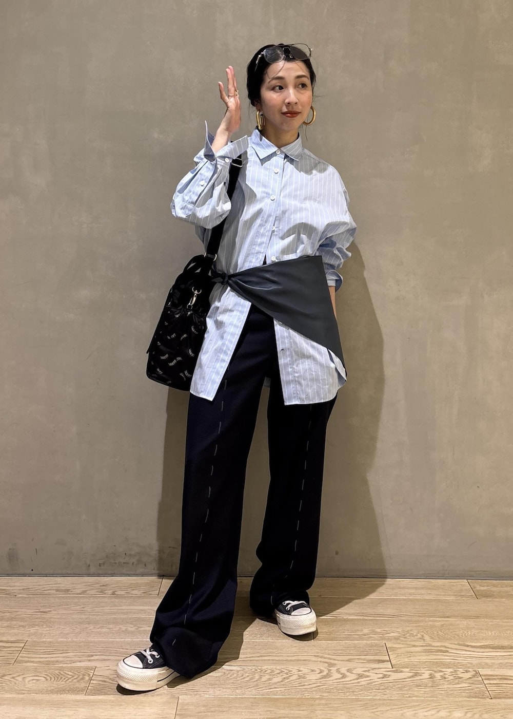 ブルー系のシャツ/ブラウス、ブラック系のトートバッグ、ブルー系のバンダナ/スカーフを着用したレディースの冬コーディネートの5枚目の写真