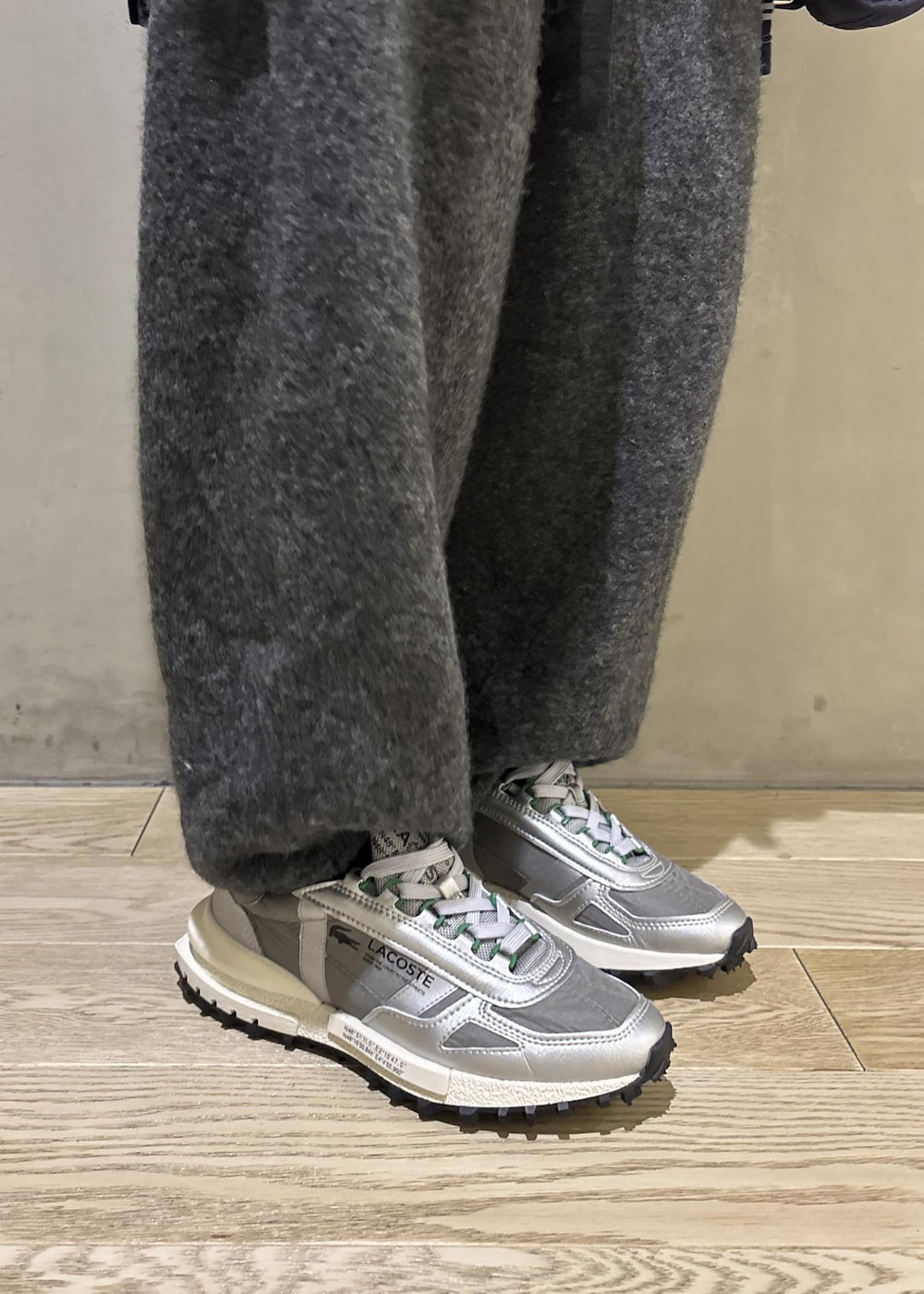 ブルー系のショルダーバッグ、グレー系のその他パンツ、ホワイト系のTシャツ/カットソーを着用したレディースの冬コーディネートの9枚目の写真