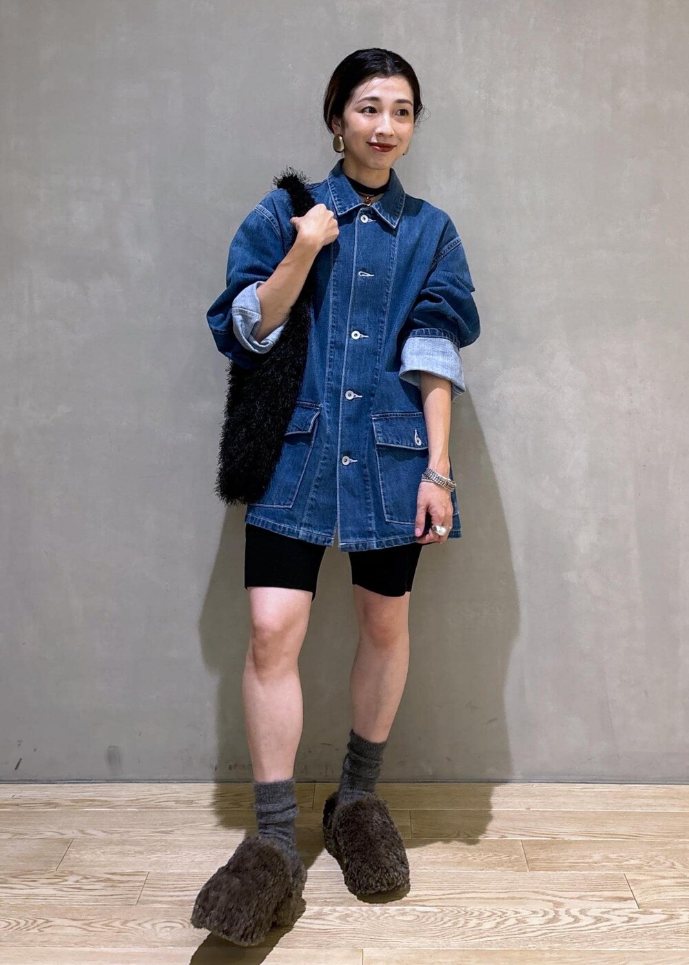 ブラック系のその他パンツ、ブラウン系のサンダル、ブラック系のハンドバッグを着用したレディースの夏コーディネートの2枚目の写真