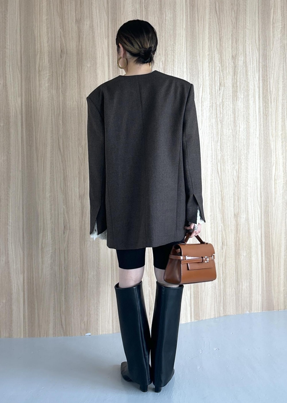 ブラック系のその他パンツ、ブラック系のブーツ、ホワイト系のニット/セーターを着用したレディースの秋コーディネートの5枚目の写真