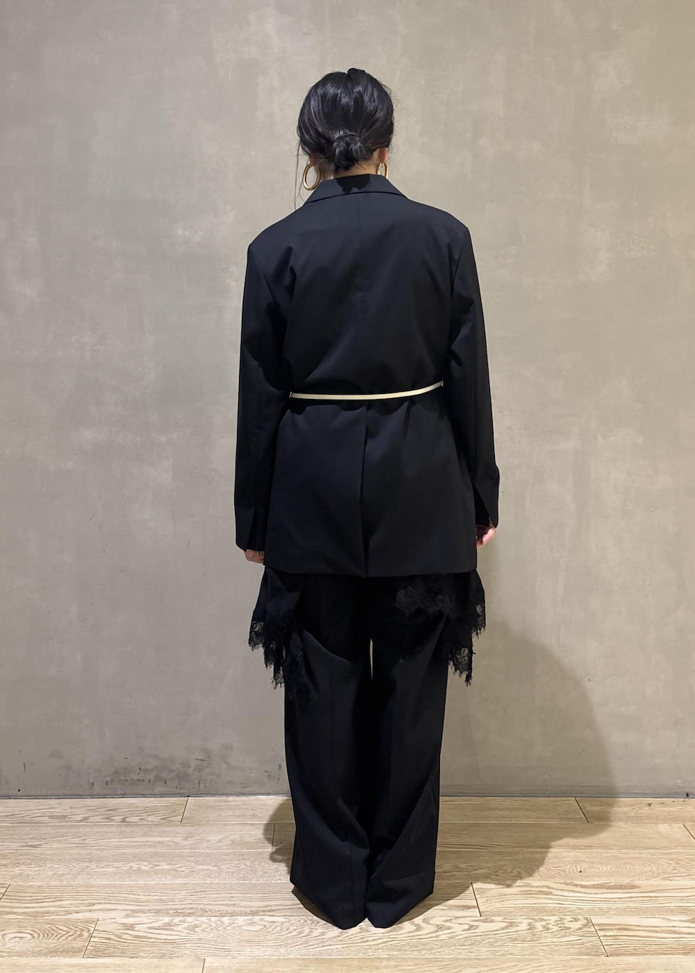 ブラック系のシャツ/ブラウス、ブラック系のテーラードジャケット、ブラック系のスラックスを着用したレディースの冬コーディネートの4枚目の写真