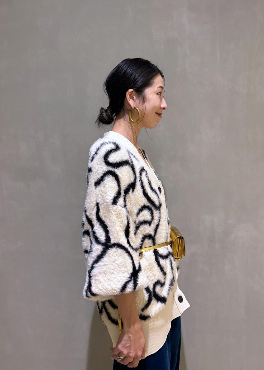 ゴールド系のその他シューズ、ゴールド系のショルダーバッグ、ホワイト系のカーディガン/ボレロを着用したレディースの秋コーディネートの9枚目の写真