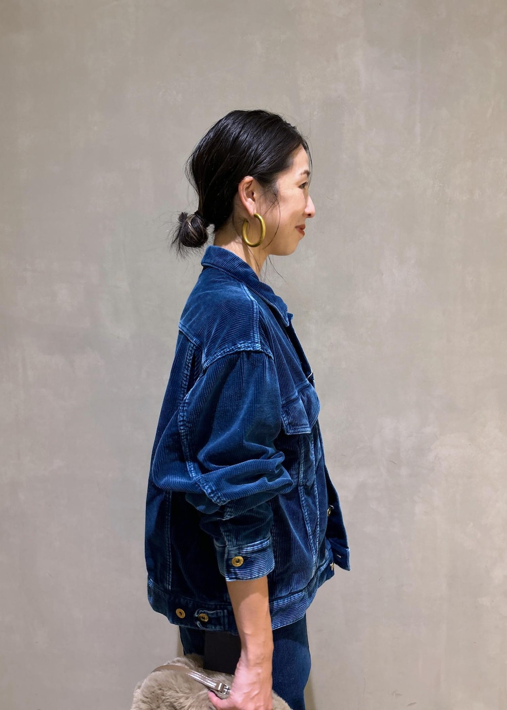 ゴールド系のその他シューズ、ベージュ系のショルダーバッグを着用したレディースの秋コーディネートの10枚目の写真