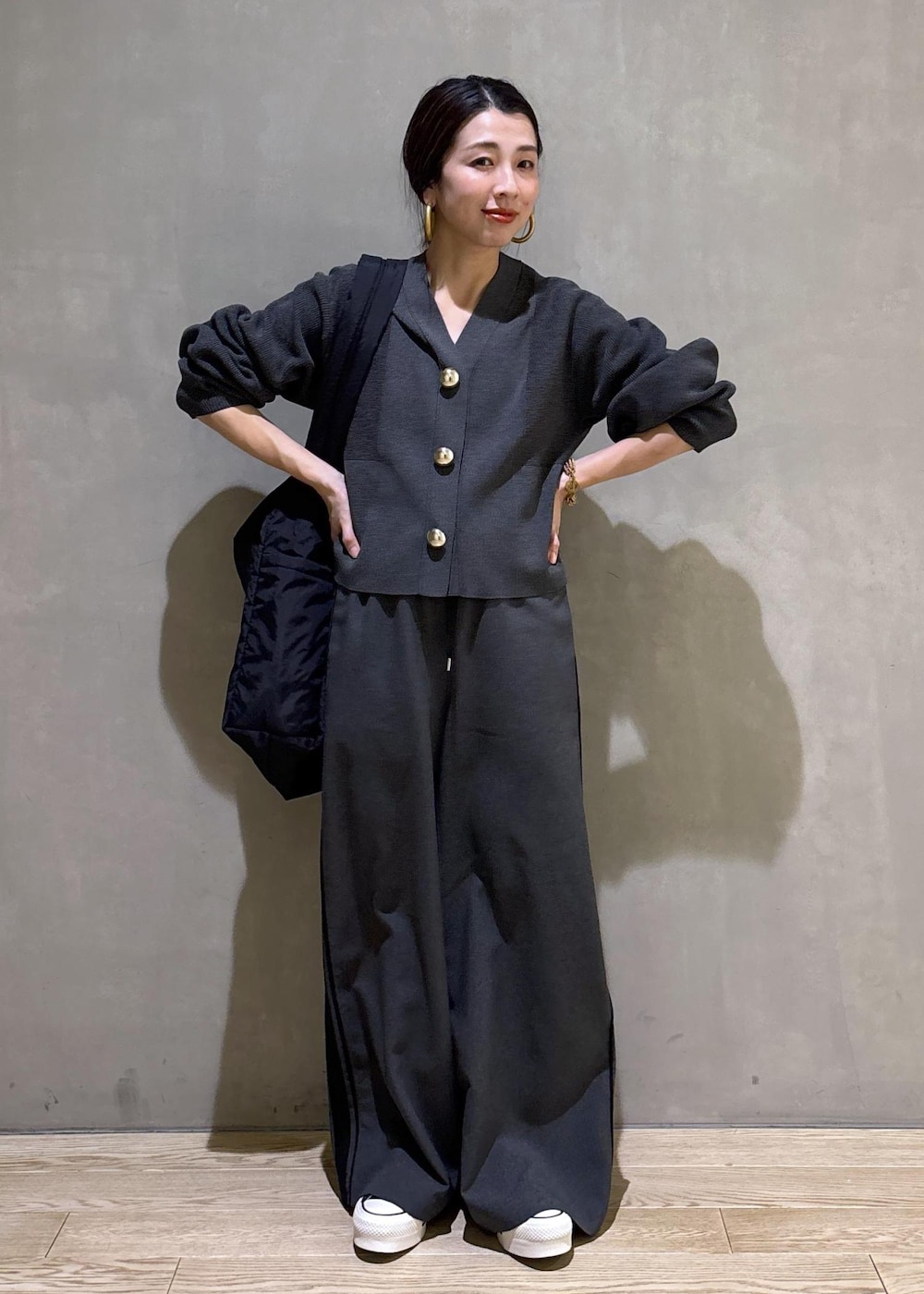 グレー系のカーディガン/ボレロ、グレー系のその他パンツを着用したレディースの冬コーディネートの2枚目の写真