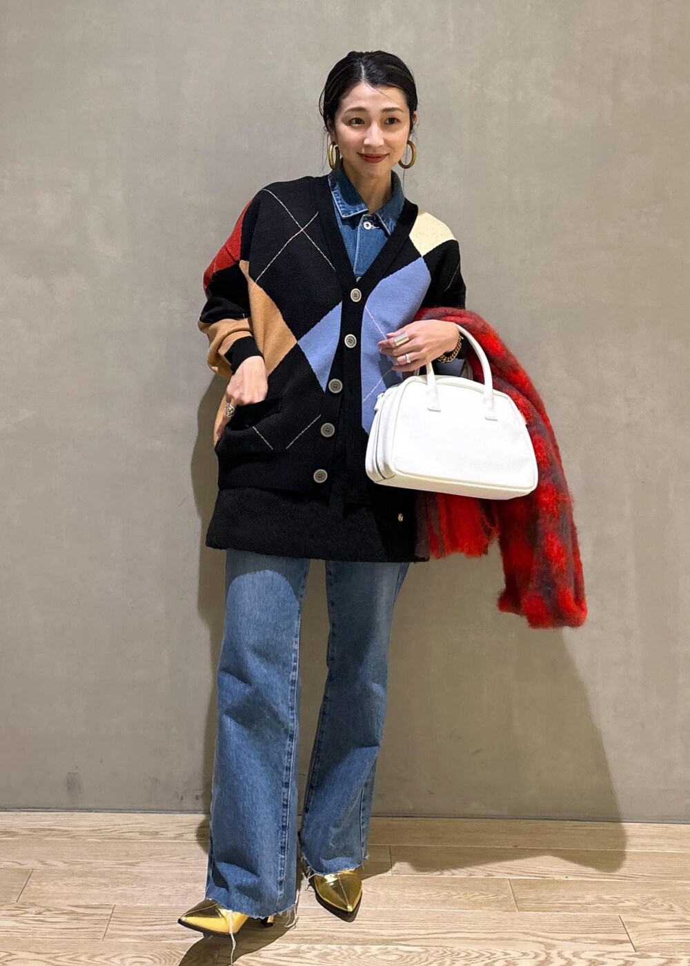 「デニム、デニムオンデニム、ストール、マフラー、ミニスカート、セント ジョンズ サード クラブ、NEEDBY for ADAM ET ROPE'、ニードバイヘリテージ、MANTAS EZCARAY、マンタス エスカライ、秋コーデ、初冬コーデ、冬コーデ、大人カジュアル、パンツスタイル」｜「ADAM ET ROPE'の【サステナブル】ラウンドミニロゴボストンバッグ（ボストンバッグ、ホワイト系）」を使った、SAKIさん（レディース・154cm）の秋コーディネートの3枚目の写真