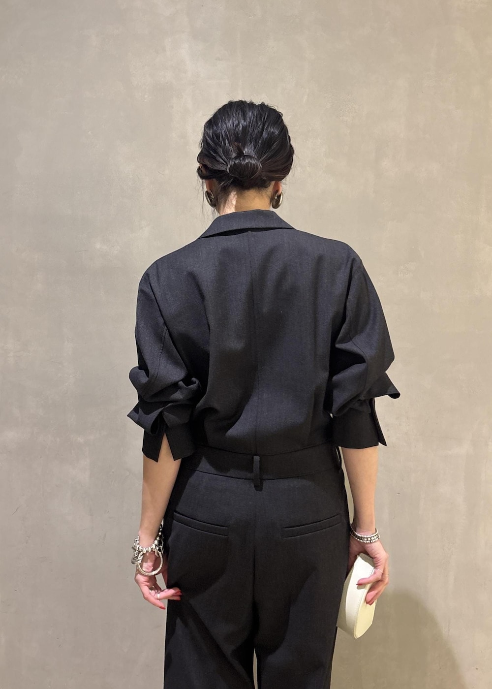 ブラック系のサンダル、グレー系のつなぎ/オールインワン、ホワイト系のキーホルダーを着用したレディースの秋コーディネートの9枚目の写真