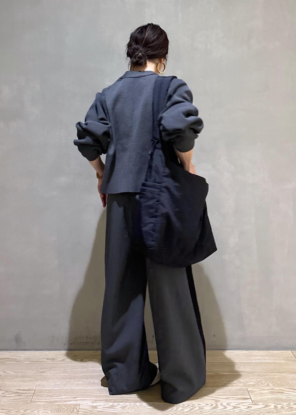 グレー系のカーディガン/ボレロ、グレー系のその他パンツを着用したレディースの冬コーディネートの6枚目の写真