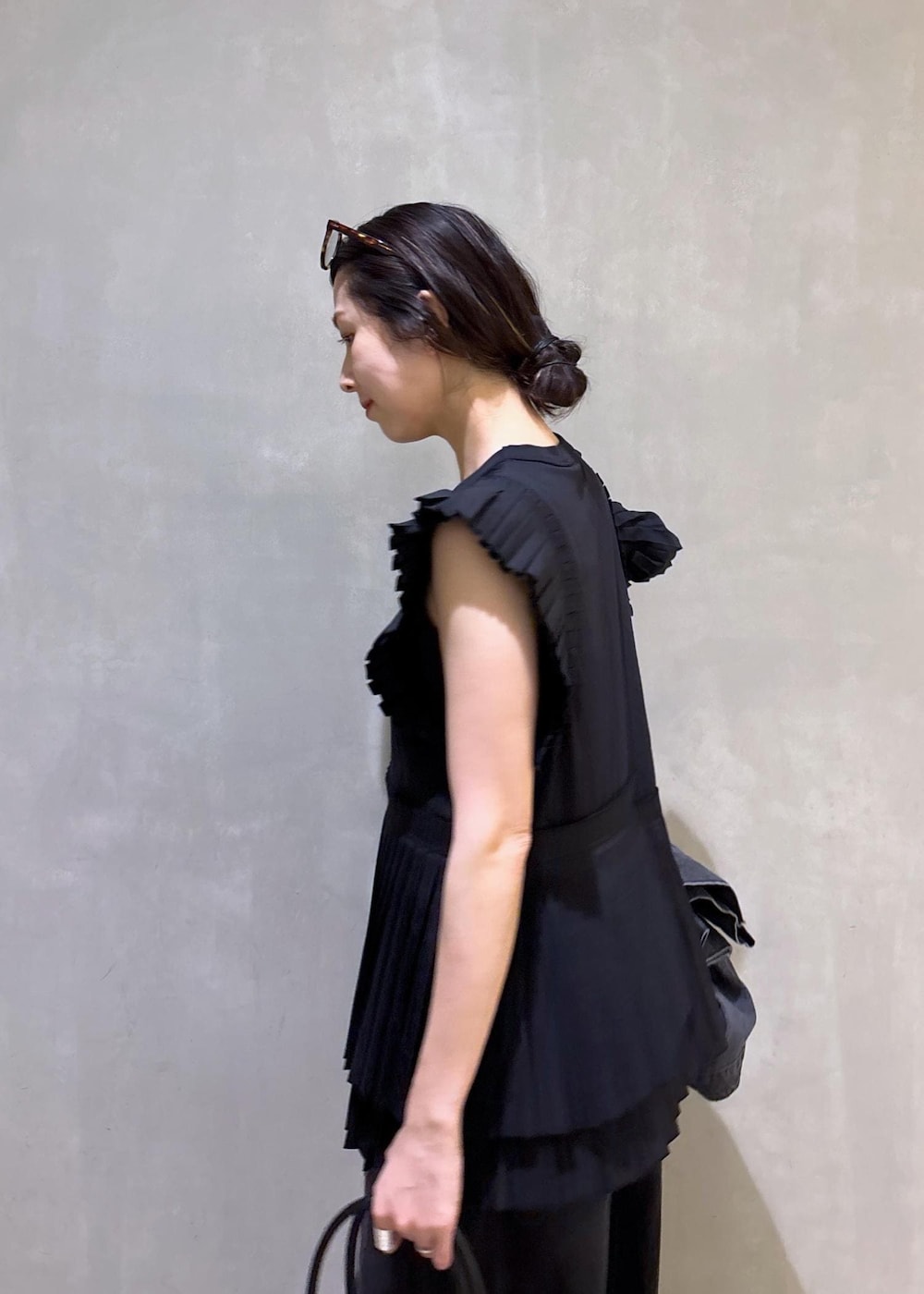 ブラック系のTシャツ/カットソー、ブラック系のデニムパンツ、ホワイト系のボストンバッグを着用したレディースの春コーディネートの10枚目の写真