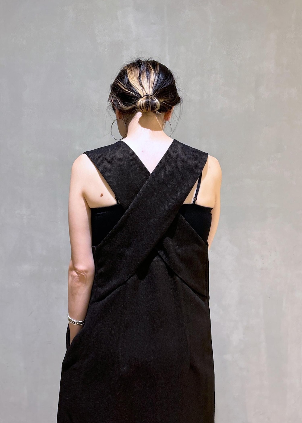 ブラック系のその他パンツ、ブラック系のチューブトップ、ブラック系のサンダルを着用したレディースの夏コーディネートの10枚目の写真