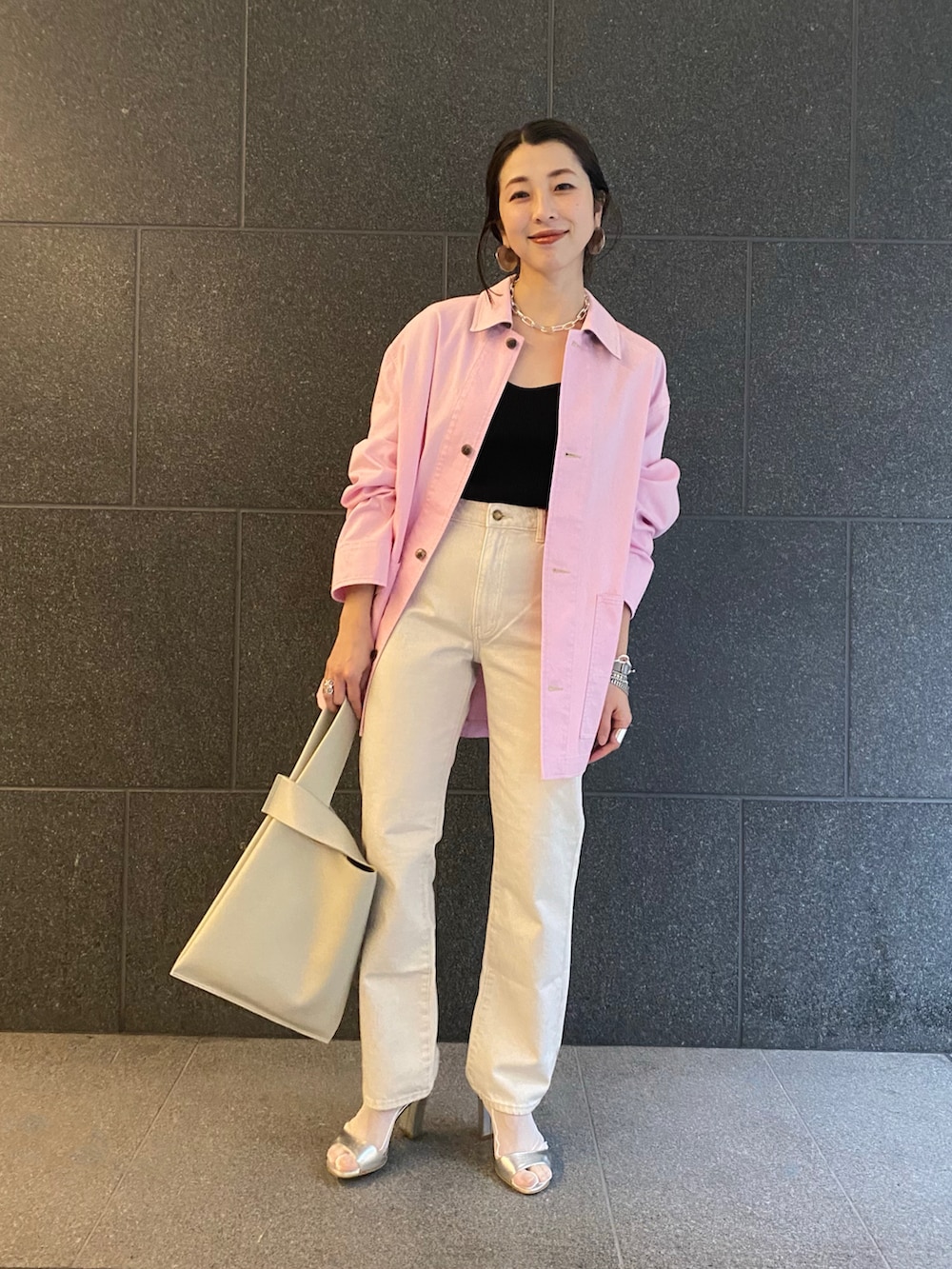 ピンク系のジャケット/アウター、ホワイト系のバッグ、ホワイト系のデニムパンツを着用したレディースの春コーディネートの2枚目の写真
