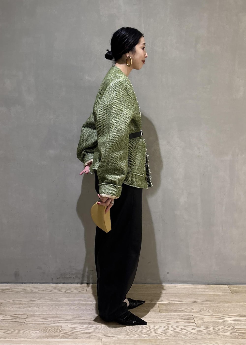 ブラック系のサンダル、ブラック系のその他パンツ、イエロー系のキーホルダーを着用したレディースの秋コーディネートの4枚目の写真