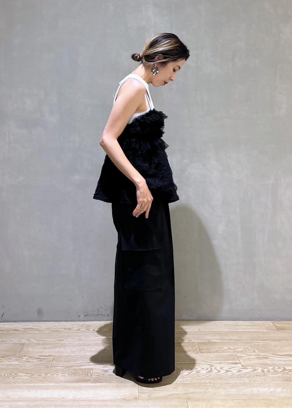 ホワイト系のタンクトップ、ブラック系のその他パンツ、ホワイト系のショルダーバッグを着用したレディースの夏コーディネートの4枚目の写真