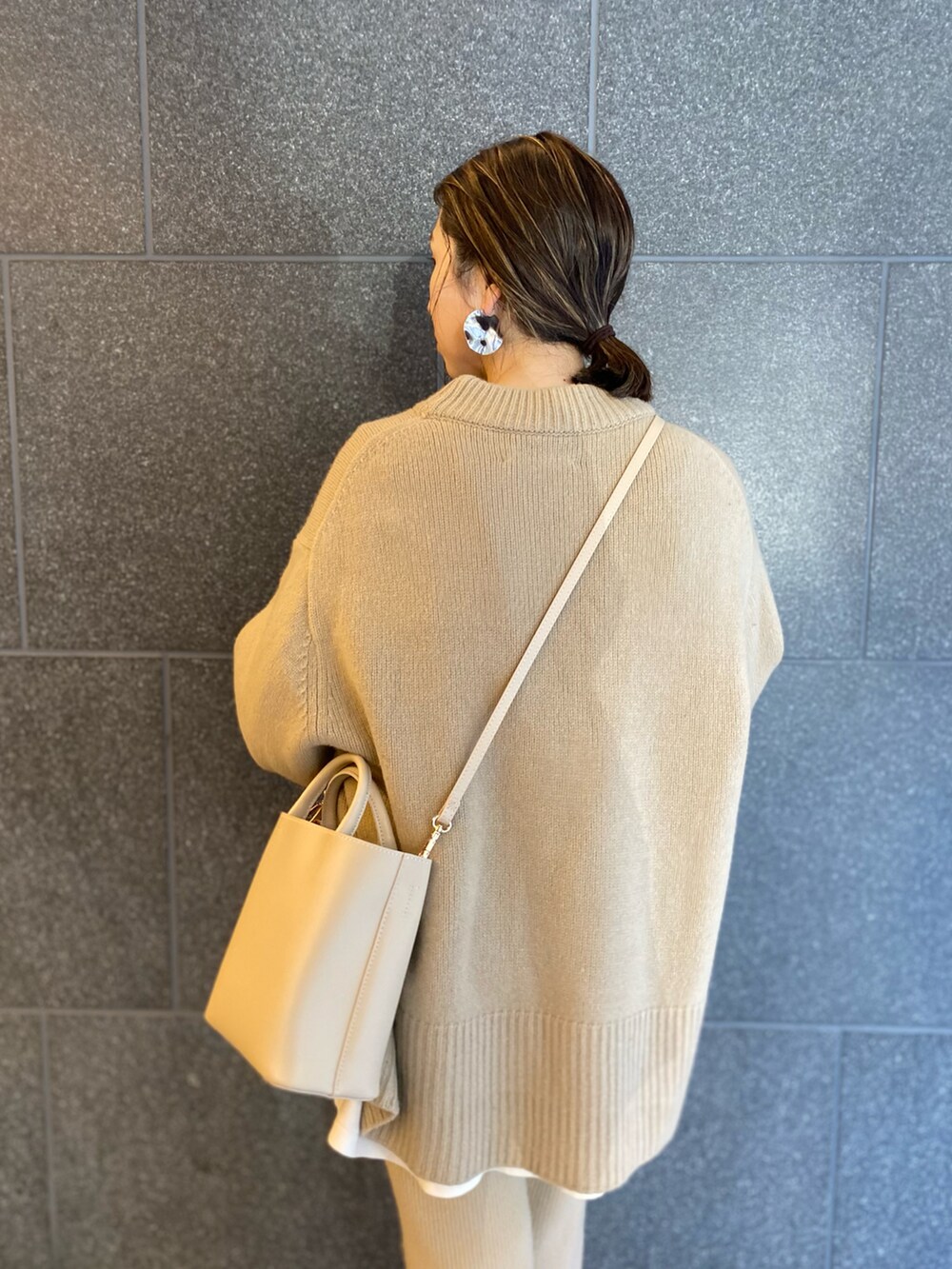 ベージュ系のショルダーバッグ、ベージュ系のその他パンツ、ベージュ系のニット/セーターを着用したレディースの春コーディネートの4枚目の写真