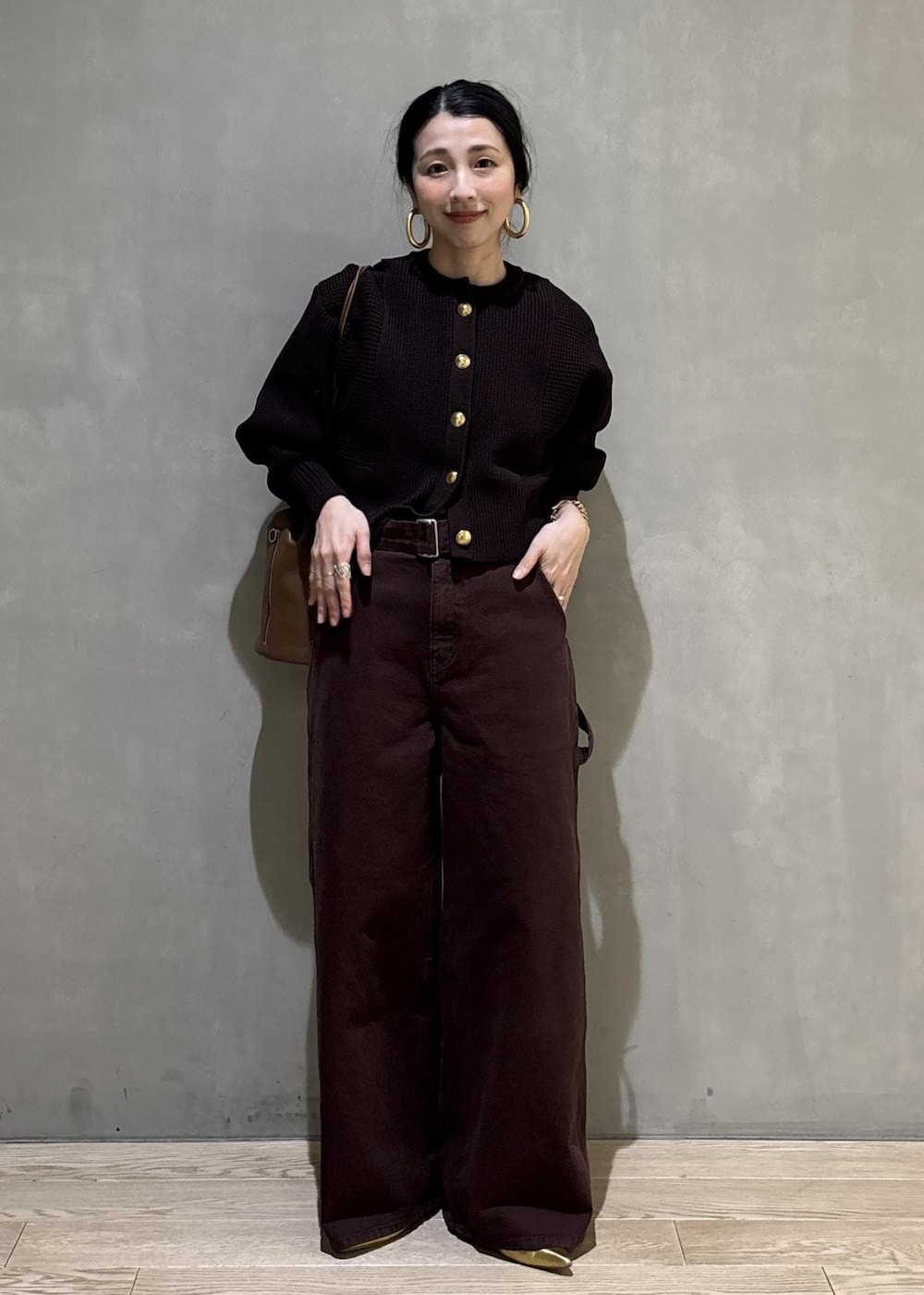 ブラウン系のその他パンツ、ブラウン系のカーディガン/ボレロ、ブラック系のショルダーバッグを着用したレディースの冬コーディネートの2枚目の写真