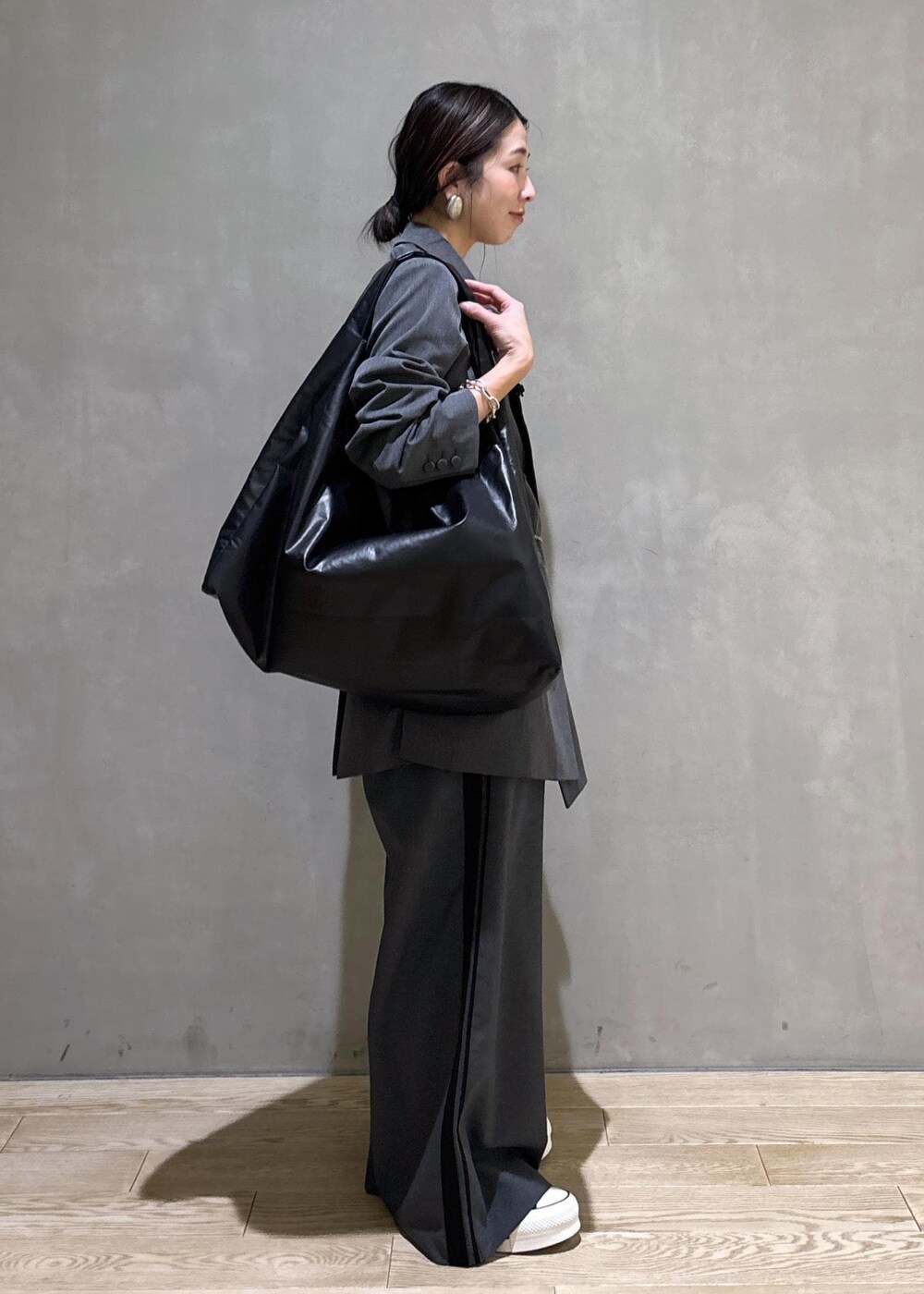 ブラック系のショルダーバッグ、グレー系のその他パンツ、グレー系のテーラードジャケットを着用したレディースの冬コーディネートの4枚目の写真