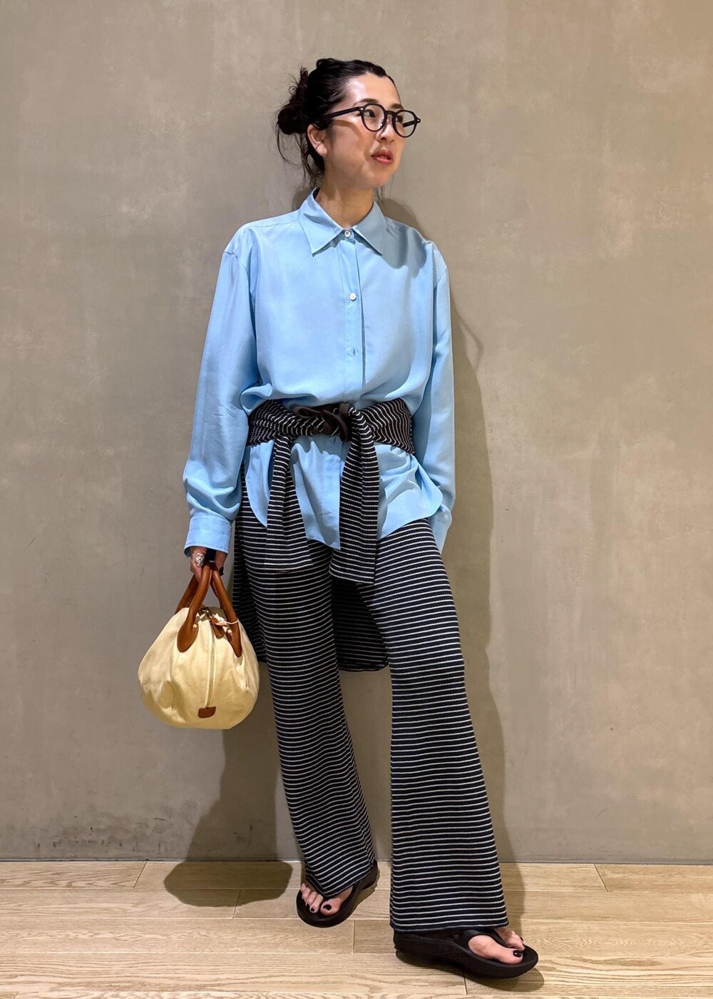 ブルー系のシャツ/ブラウス、ブラック系のサンダルを着用したレディースの夏コーディネートの4枚目の写真