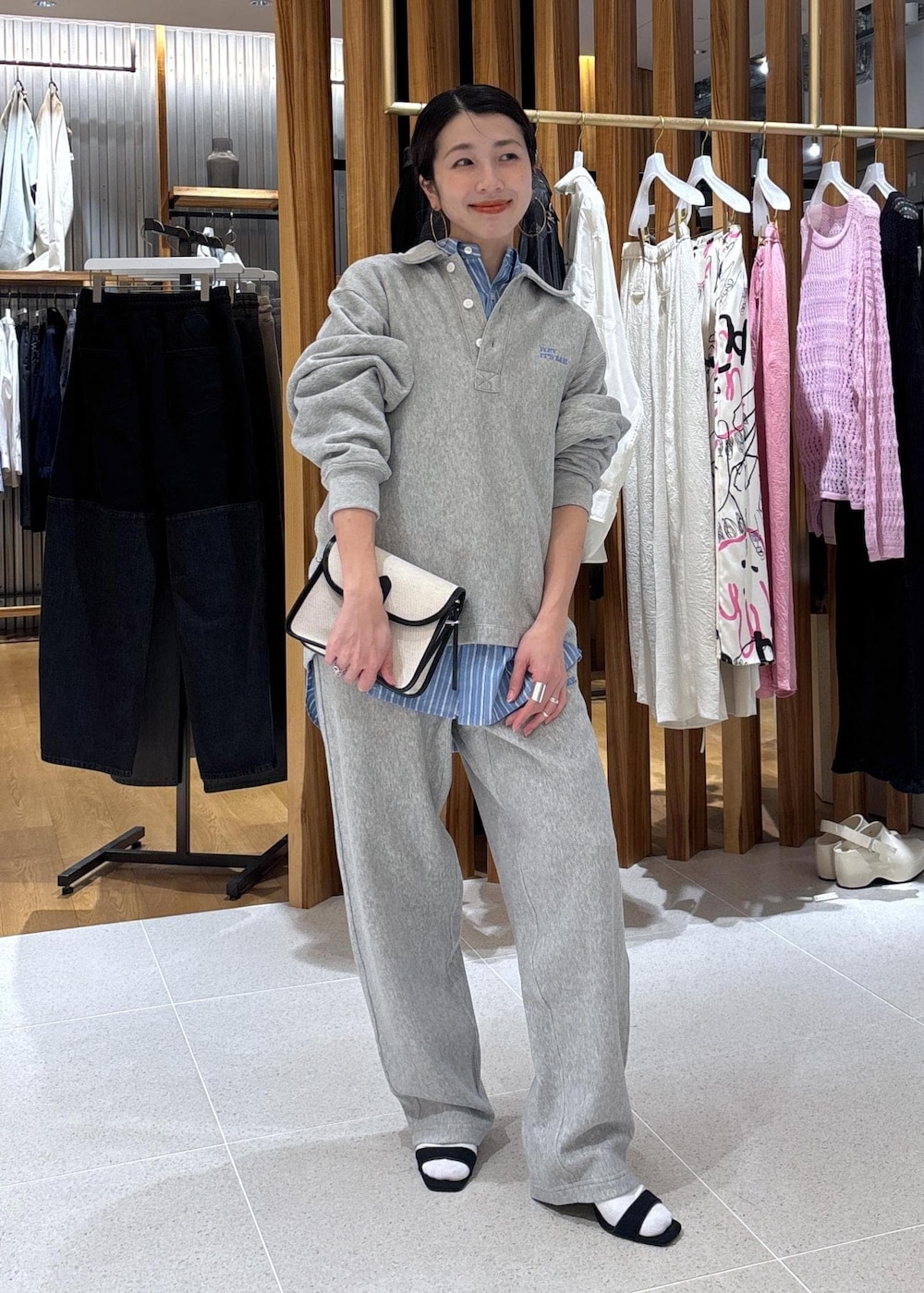 グレー系のスウェット、グレー系のその他パンツ、ブルー系のシャツ/ブラウスを着用したレディースの春コーディネートの2枚目の写真