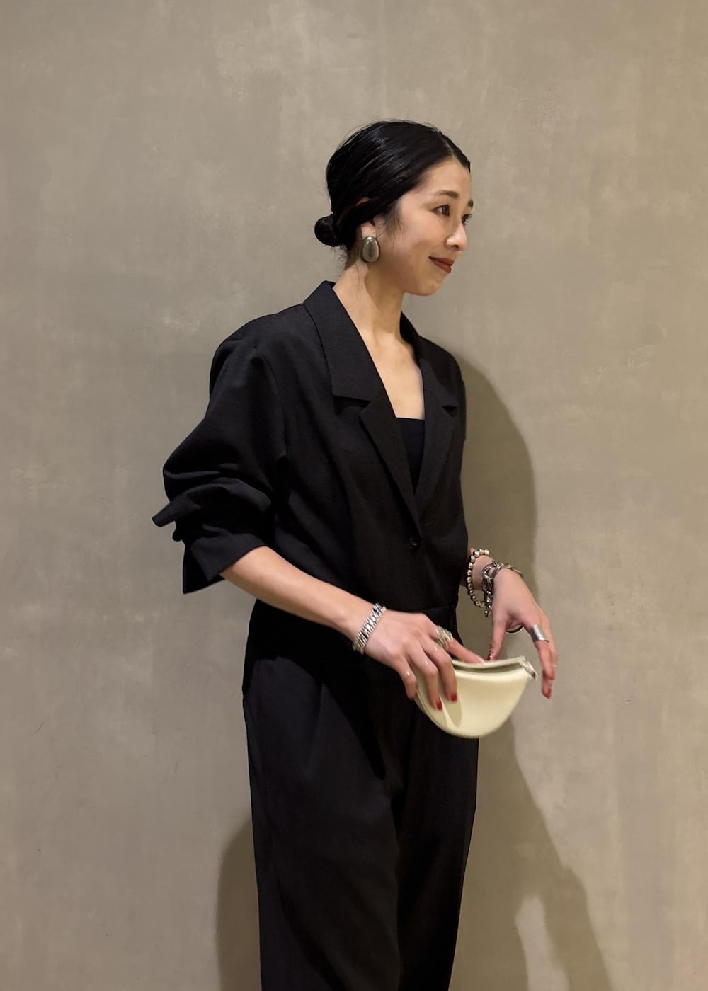 ブラック系のサンダル、グレー系のつなぎ/オールインワン、ホワイト系のキーホルダーを着用したレディースの秋コーディネートの8枚目の写真