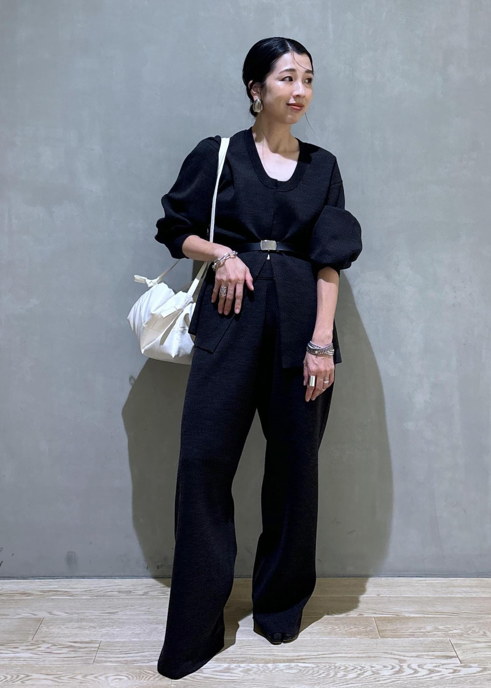 グレー系のカーディガン/ボレロ、グレー系のその他パンツ、ホワイト系のボディバッグ/ウエストポーチを着用したレディースの夏コーディネートの6枚目の写真