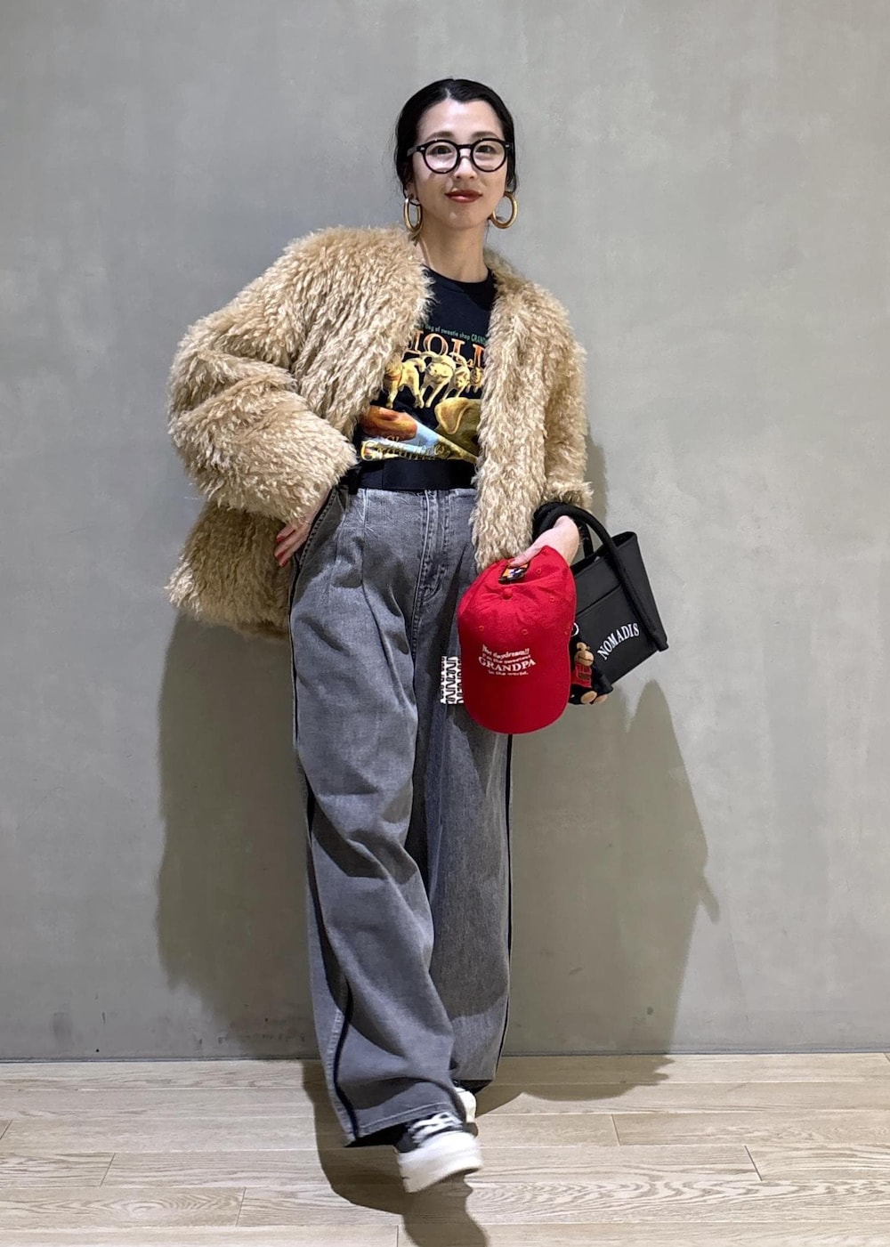 ブラック系のデニムパンツ、ブラック系のTシャツ/カットソー、ベージュ系のその他アウターを着用したレディースの秋コーディネートの6枚目の写真