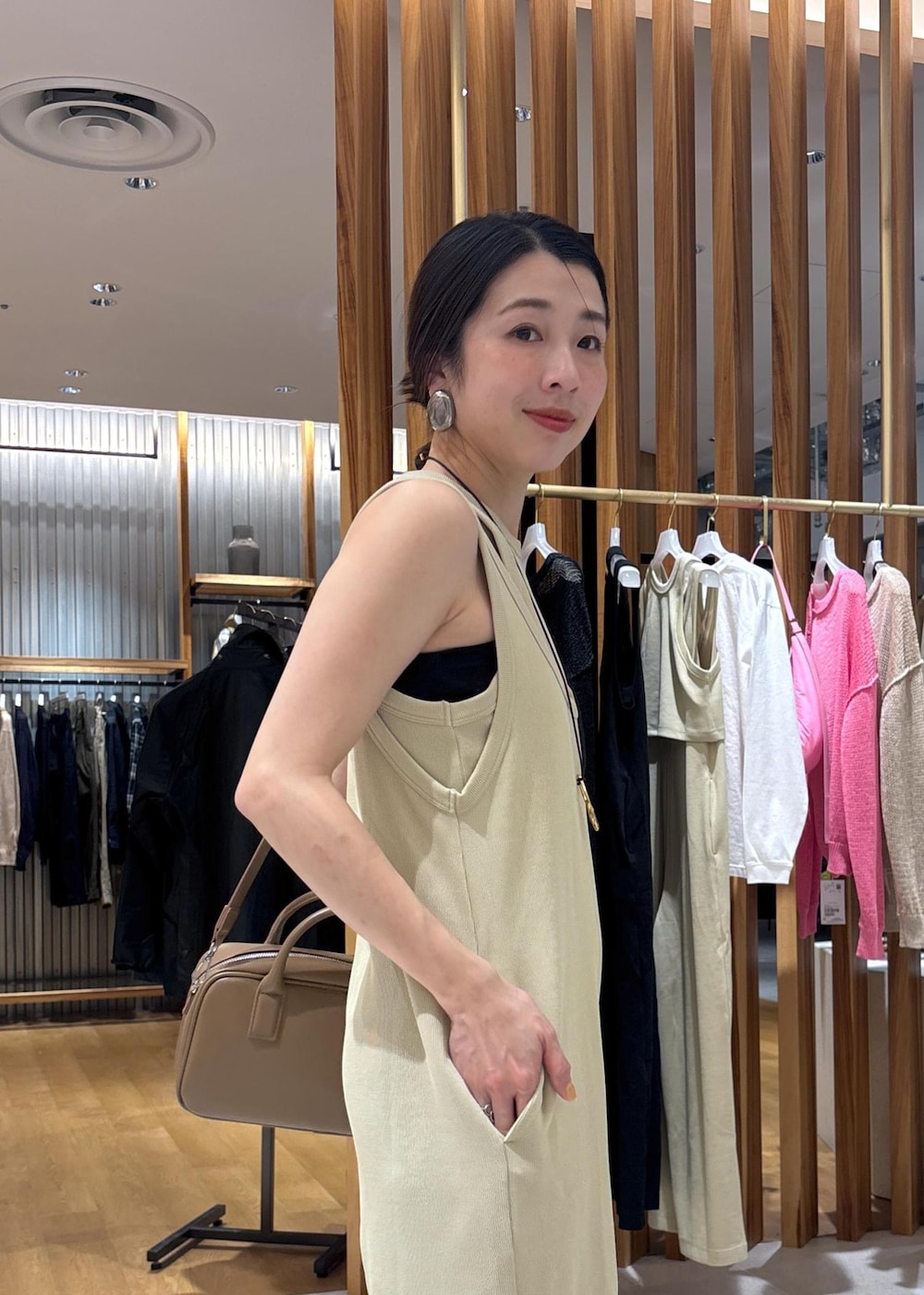 ベージュ系のつなぎ/オールインワン、ブラウン系のショルダーバッグを着用したレディースの春コーディネートの8枚目の写真