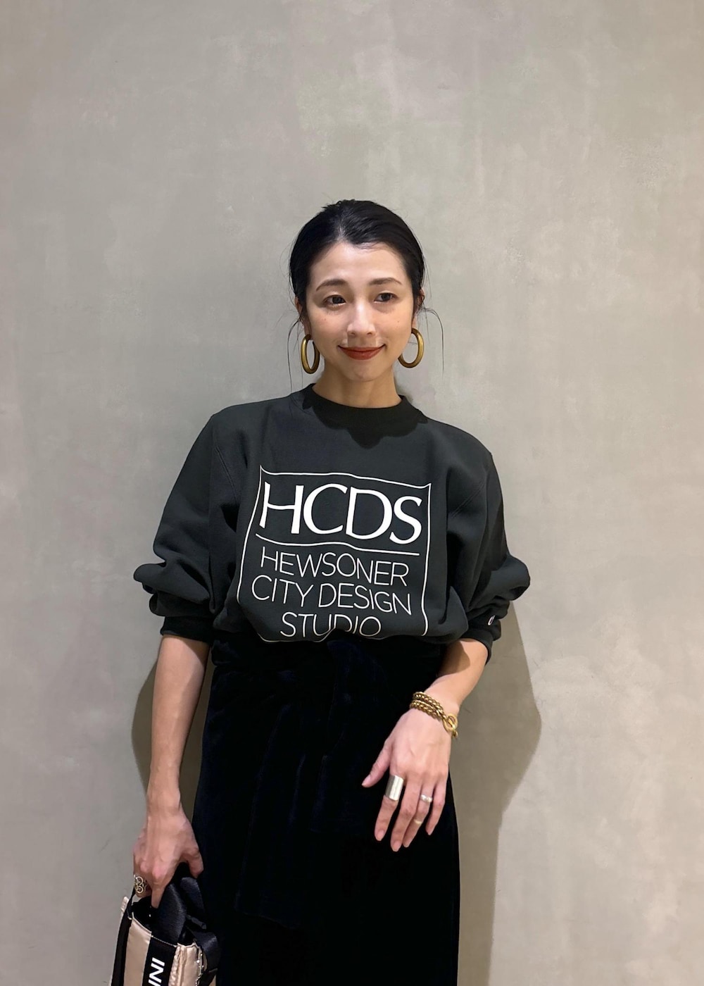 「GANNI、ガニー、チャンピオン、グリーン、ベロアワンピース、Champion for ADAM ET ROPE'、Champion、ショルダーバッグ、初秋コーデ、秋コーデ、お出かけコーデ、アウトドアコーデ、スポーツミックス、ストリート、大人カジュアル」｜「GANNIの【GANNI for ADAM ET ROPE'】Recycled tech Mini Tote（トートバッグ、ベージュ系）」を使った、SAKIさん（レディース・154cm）の秋コーディネートの8枚目の写真