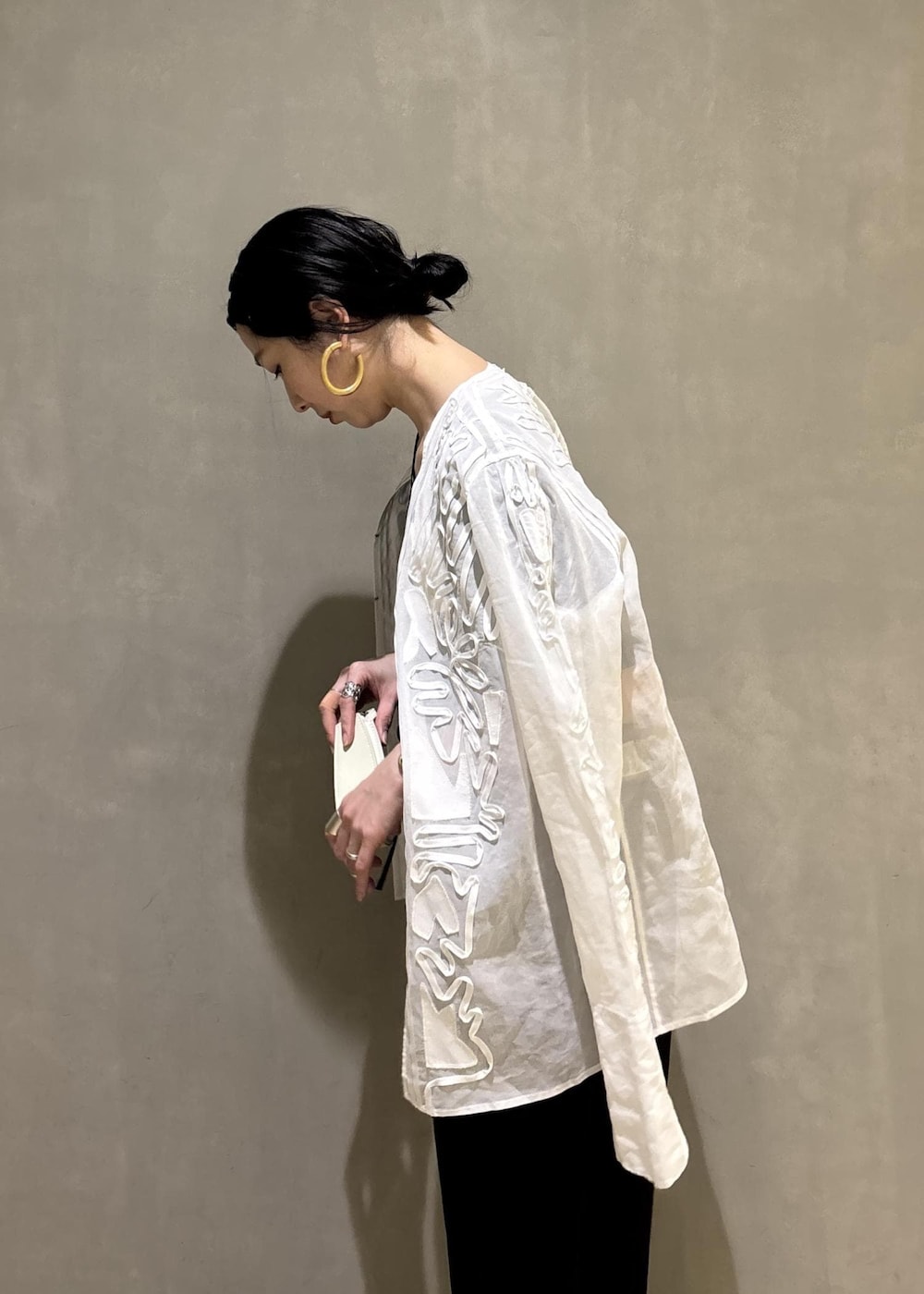 ブラック系のサンダル、ホワイト系のシャツ/ブラウス、ブラック系のシャツ/ブラウスを着用したレディースの冬コーディネートの10枚目の写真