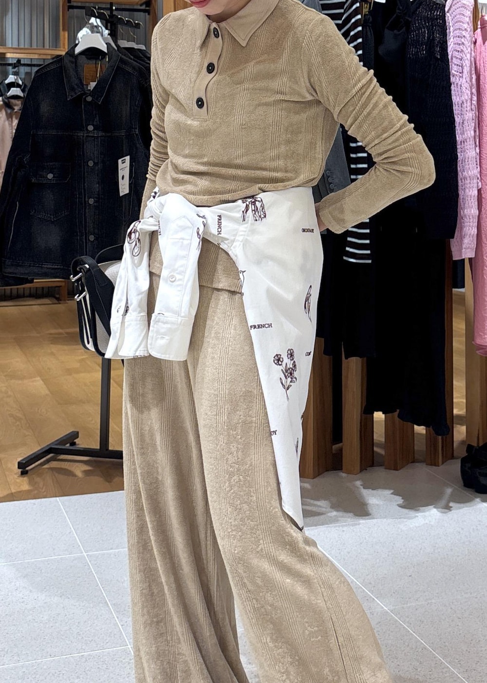 ホワイト系のシャツ/ブラウス、ブラック系のローファー、ベージュ系のその他パンツを着用したレディースの春コーディネートの8枚目の写真