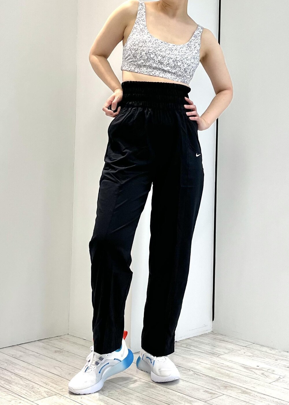 ホワイト系のスニーカー、ブラック系のその他パンツ、ブルー系のパーカーを着用したレディースの冬コーディネートの5枚目の写真