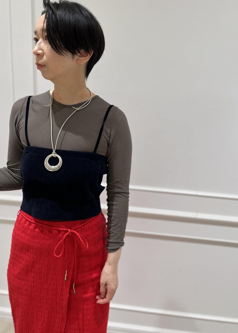 ホワイト系のサンダル、レッド系のスカート、グリーン系のTシャツ/カットソーを着用したレディースの春コーディネートの6枚目の写真