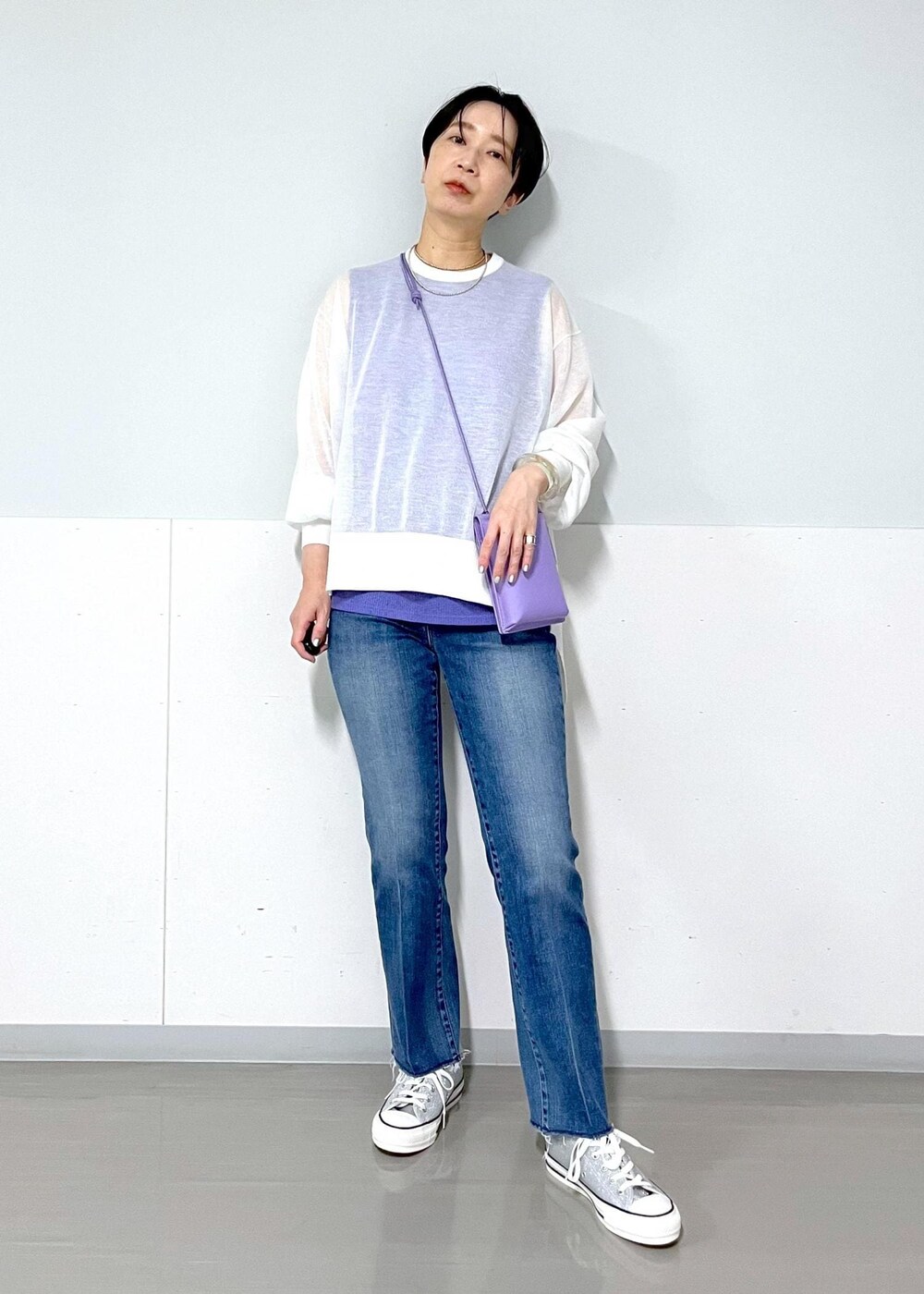 パープル系のTシャツ/カットソー、シルバー系のスニーカー、ホワイト系のTシャツ/カットソーを着用したレディースの夏コーディネートの3枚目の写真