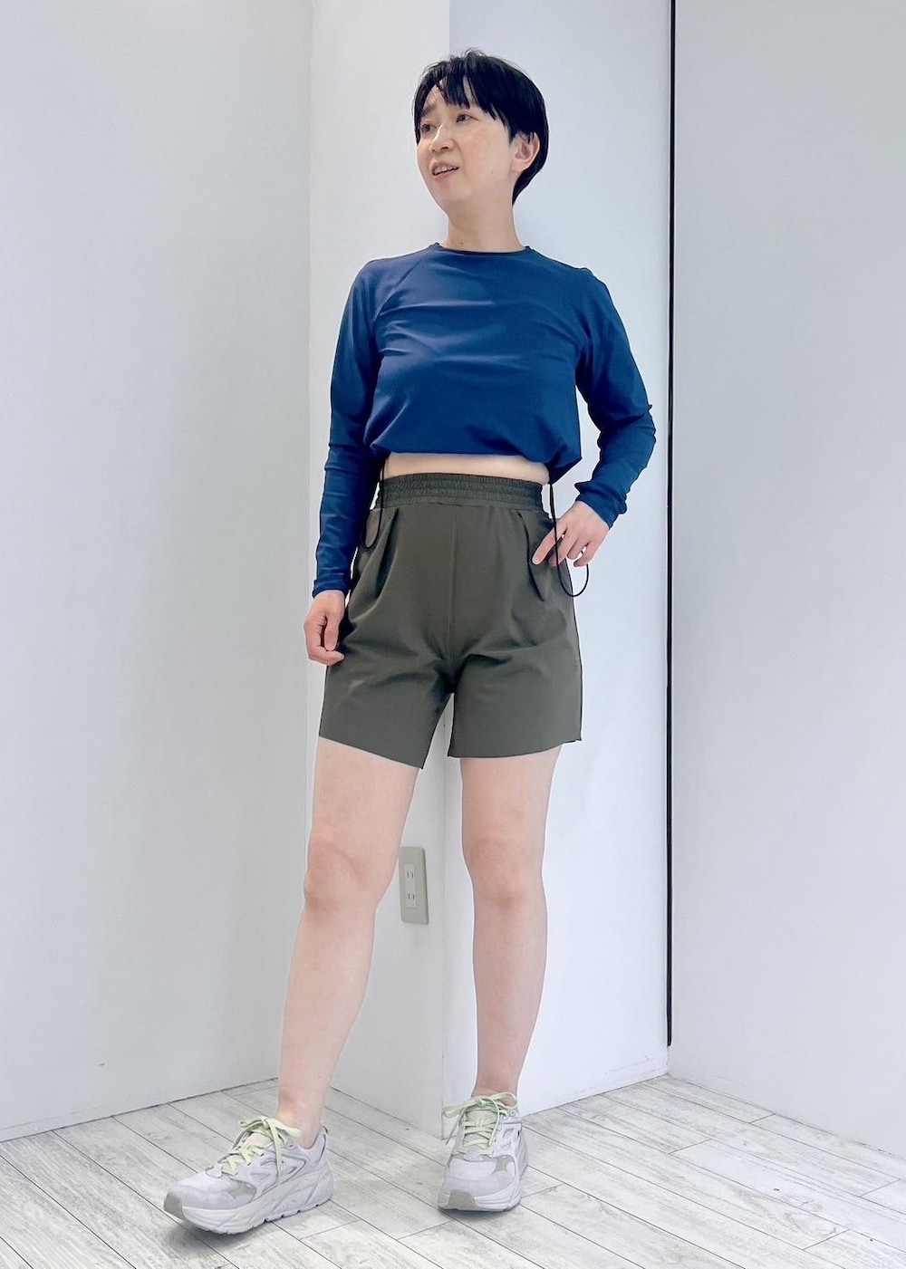 ブルー系のその他トップス、グリーン系の水着を着用したレディースの春コーディネートの2枚目の写真