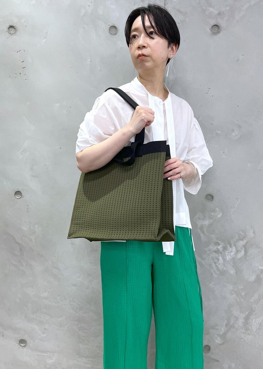 ベージュ系のサンダル、グリーン系のトートバッグ、グリーン系のその他パンツを着用したレディースの春コーディネートの7枚目の写真