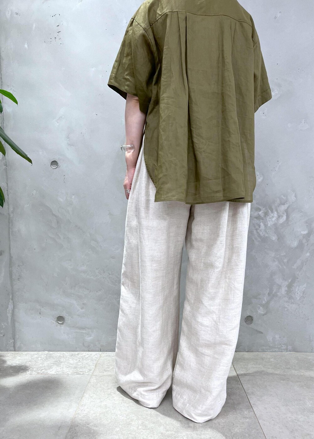 ホワイト系のスラックス、グリーン系のシャツ/ブラウスを着用したレディースの春コーディネートの6枚目の写真