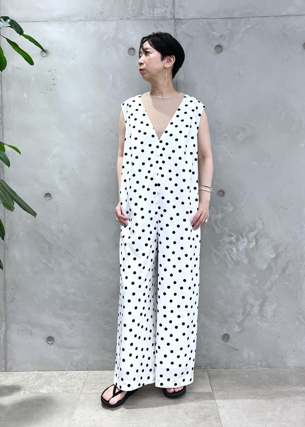 ベージュ系のトートバッグ、ホワイト系のつなぎ/オールインワン、ホワイト系のカーディガン/ボレロを着用したレディースの春コーディネートの5枚目の写真