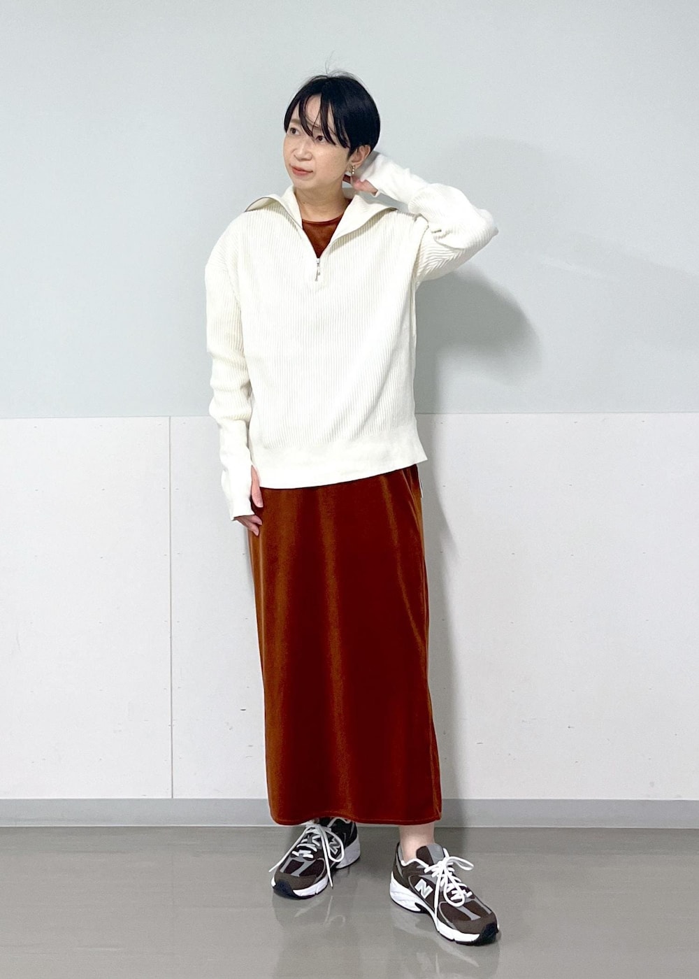 ホワイト系のニット/セーター、レッド系のスカート、レッド系のTシャツ/カットソーを着用したレディースの秋コーディネートの2枚目の写真