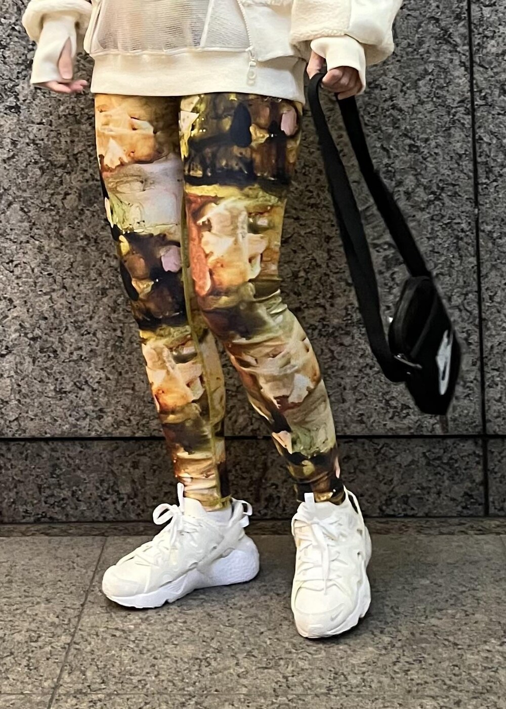 ホワイト系のその他トップス、ブラック系のボディバッグ/ウエストポーチ、ホワイト系のその他アウターを着用したレディースの冬コーディネートの8枚目の写真